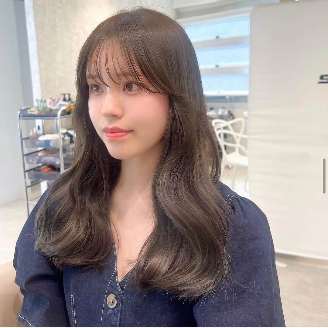古賀美紀のインスタグラム：「#ブリーチなし でできる  「 #オリーブベージュ ❤︎」  暗いカラーをしていて明るくしたい方、色ムラがある方 地毛からの初カラーのお客様はダブルケアカラー  選択お願いします♡ 当日ベースを見てダブルケアカラー が 必要のないベースですと一回のカラーに メニュー変更可能です✨  ※top stylist指名料＋500 ※学割10%off  オススメ———————————— "プレミアムケアカラー"【毛髪強化剤】 ↪︎切れ毛枝毛を防ぎダメージ98％cut！ 高い染着力とカラーの持続性UP◎ 特別なコーティングをしてくれるトリートメント付き♡ ツヤツヤでサラサラな手触りになります＊ ———————————————  "set menu" "シャンプーブロー¥2700込み" 〜はレングス料金含む  ♡前髪カット＋ケアカラー ¥14,000~  【顔周り後れ毛cut＋¥500】  ♡前髪カット＋プレミアムケアカラー　¥16,200~ 【顔周り後れ毛cut＋¥500】  ♡カット＋ケアカラー ¥16100~  ♡カット＋プレミアムケアカラー¥18300~  ♡カット＋ダブルケアカラー ¥25300~  ♡ケアカラー＋トリートメント　¥18400~  ♡プレミアムケアカラー＋トリートメント　¥20600~  ♡前髪カット＋ケアカラー＋トリートメント¥20500~ 【顔周り後れ毛cut＋¥500】  ♡前髪カット＋プレミアムケアカラー＋トリートメント　¥22700~ 【顔周り後れ毛cut＋¥500】  ♡カット＋ケアカラー＋トリートメント　¥22600~  ♡カット＋プレミアムケアカラー＋トリートメント　¥24800~  ♡前髪カット＋ダブルケアカラー¥23200~ 【顔周り後れ毛cut＋¥500】  ♡カット＋ダブルケアカラー ¥25300~  ♡ダブルケアカラー ＋トリートメント ¥27600  #ブリーチ無し #オリーブグレージュ  #オリーブカラー  #アッシュグレージュ  #アッシュグレー  #シースルーバング  #おくれ毛カット」