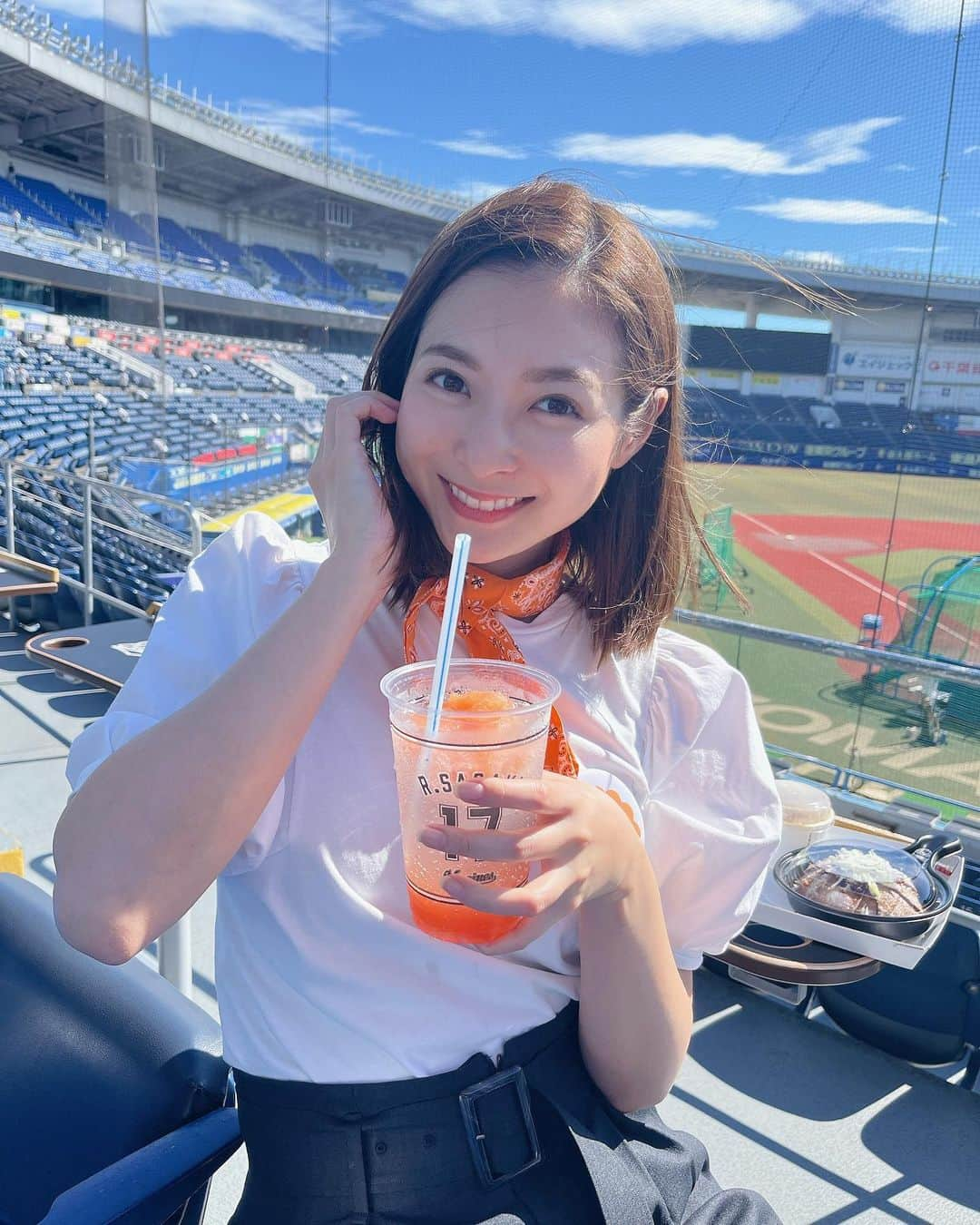 住田紗里のインスタグラム：「「あら、いーな」の取材で、ZOZOマリンスタジアムに行ってきました！ スタジアムグルメを9品堪能しました🤤  お隣の席だった方々がとても優しくて、タオルを貸してくださったり、選手や応援歌について教えてくださったり、 山本由伸投手のノーヒットノーランという素晴らしいものを見せていただいたり、 本当にここに行かせていただいたことに感謝です！  #スタジアムグルメ #とてもおいしかった #9品 食べて #お腹いっぱい #野球#baseball#⚾️#スタグル #グッドモーニング#あらいーな #テレビ朝日#テレ朝#テレビ朝日アナウンサー#アナウンサー#住田紗里」