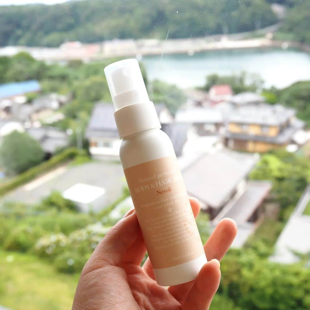 Kuboi Ayumiさんのインスタグラム写真 - (Kuboi AyumiInstagram)「佐賀・長崎と北九州の旅のお供に持って行ったボーテデュサエ(@beaute_de_sae)のアイテム。  植物由来の天然成分、精油にこだわった自然派ボディケア・シリーズです。 デビューから応援しているボーテ デュ サエは14周年なんだそう！ 9月30日までの期間限定でプレゼントキャンぺーンもやっているので、チェックしてみてくださいね。  ・フレグランスミスト といえば、ローズブーケを選びがちなのですが、ネロリも好き♡ 汗をかいたあとや、においが気になる食事の後に髪の毛やボディにシュシュっと。 香水は苦手という方でも使いやすいミストです。  ・ UVミルク ふわっと優しいローズの香り。 植物由来の保湿成分を贅沢に配合しているのに SPF50 PA ++++ と国内最高レベルの紫外線カット力なのもうれしい。  ・デオドラントシート パッケージもかわいすぎるシート。 大好きなローズブーケの香りに癒されます。 大きめのサイズなので、１枚で気になる汗のべたつきやニオイケアができちゃう。 AHA配合なので、角質ケアもできるんですよ。  ○+●+○+●+○+●+○+●+○+●+○+●+○+●  @himekagami　←　check♡  おうちごはん が楽しくなるお取り寄せグルメ や簡単＆時短ごはん、育児情報など発信中！ 投稿が気に入ったら保存&フォローしていただけるとうれしいです。 いつもありがとうございます(^^)  ○+●+○+●+○+●+○+●+○+●+○+●+○+●  #beautedesae #ボーテデュサエ #ローズブーケ #ボディケア #UVケア #紫外線ケア #角質ケア #ヘアミスト #ボディミスと #フレグランス  #プレキャン #プレゼントキャンペーン #プレゼント企画 #ホテルステイ #トラベルグッズ #スキンケア」9月18日 17時46分 - himekagami