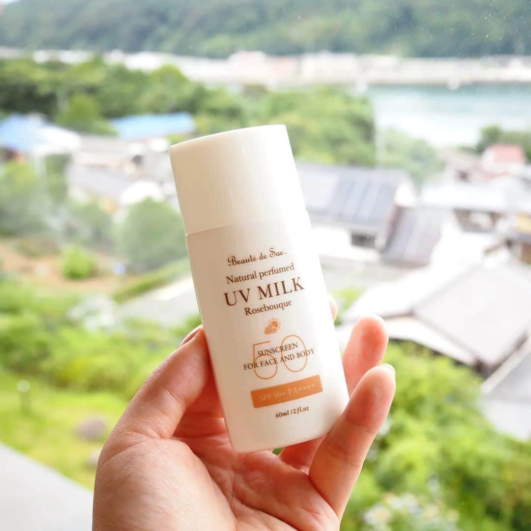 Kuboi Ayumiさんのインスタグラム写真 - (Kuboi AyumiInstagram)「佐賀・長崎と北九州の旅のお供に持って行ったボーテデュサエ(@beaute_de_sae)のアイテム。  植物由来の天然成分、精油にこだわった自然派ボディケア・シリーズです。 デビューから応援しているボーテ デュ サエは14周年なんだそう！ 9月30日までの期間限定でプレゼントキャンぺーンもやっているので、チェックしてみてくださいね。  ・フレグランスミスト といえば、ローズブーケを選びがちなのですが、ネロリも好き♡ 汗をかいたあとや、においが気になる食事の後に髪の毛やボディにシュシュっと。 香水は苦手という方でも使いやすいミストです。  ・ UVミルク ふわっと優しいローズの香り。 植物由来の保湿成分を贅沢に配合しているのに SPF50 PA ++++ と国内最高レベルの紫外線カット力なのもうれしい。  ・デオドラントシート パッケージもかわいすぎるシート。 大好きなローズブーケの香りに癒されます。 大きめのサイズなので、１枚で気になる汗のべたつきやニオイケアができちゃう。 AHA配合なので、角質ケアもできるんですよ。  ○+●+○+●+○+●+○+●+○+●+○+●+○+●  @himekagami　←　check♡  おうちごはん が楽しくなるお取り寄せグルメ や簡単＆時短ごはん、育児情報など発信中！ 投稿が気に入ったら保存&フォローしていただけるとうれしいです。 いつもありがとうございます(^^)  ○+●+○+●+○+●+○+●+○+●+○+●+○+●  #beautedesae #ボーテデュサエ #ローズブーケ #ボディケア #UVケア #紫外線ケア #角質ケア #ヘアミスト #ボディミスと #フレグランス  #プレキャン #プレゼントキャンペーン #プレゼント企画 #ホテルステイ #トラベルグッズ #スキンケア」9月18日 17時46分 - himekagami
