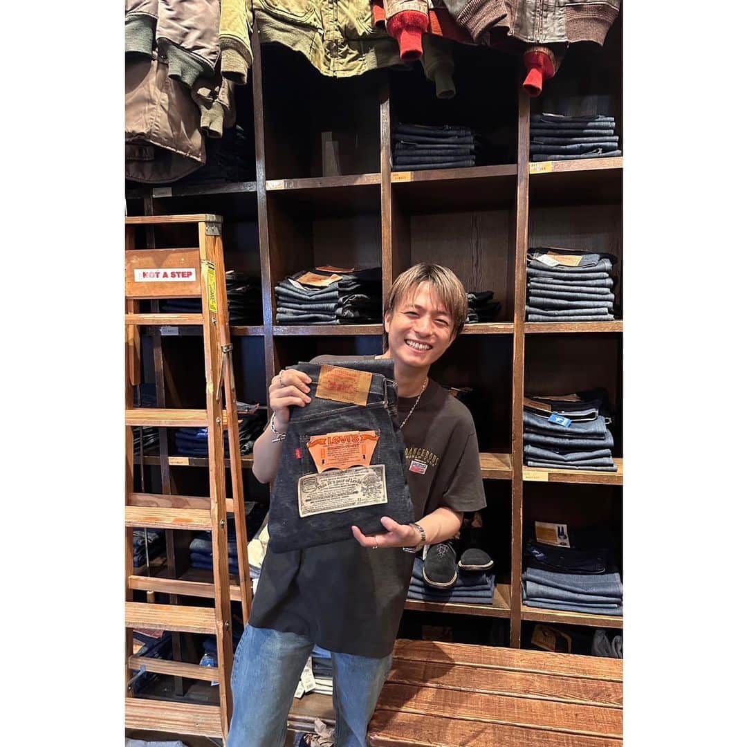和田颯のインスタグラム：「. 自分こんな嬉しそうな顔するんだなー笑  @fakealpha  #levis #levis501 #66前期 #deadstock   ちゃんと育てるぞー！ さて、いつ履き始めようか、、」