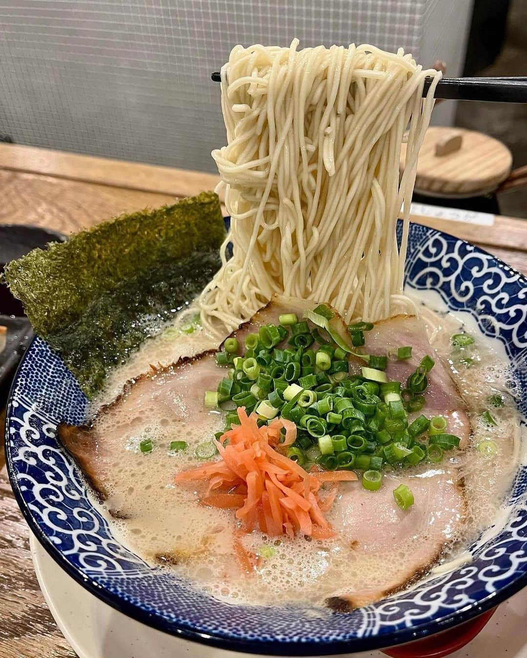 のインスタグラム：「📍「鶴亀堂」 ･････････････････････････････････････････  名古屋で博多ラーメン食べたくなったらココ行こっ！  今日は、平針にある博多ラーメン専門店「鶴亀堂」さんをご紹介します🍜 店内では、本格的な博多ラーメンが楽しめます✨  博多ラーメンといえば、豚骨スープに細麺がよく絡んだ濃厚な1杯…💕そんな博多ラーメンが名古屋でも気軽にいただけるなんて、とっても嬉しいですよね！  麺の硬さは6段階から選べるので、自分好みの1杯を楽しめます✊ また、ラーメンはどれも800円以下とリーズナブルな価格も魅力的👛 餃子やチャーハンなどのサイドメニューも充実しているので、大満足のランチタイムが過ごせそう🥟🍚  みんなも「鶴亀堂」さんで本格的な博多ラーメンを楽しんでみてね🥢✨  ┈┈┈┈┈┈┈┈┈┈┈┈┈┈┈┈┈┈┈  🍤名古屋のローカルグルメメディア【ナゴレコ】🍤  名古屋人がレコメンドする本当に美味しい名古屋めし🥢 これさえフォローしておけば、街の流行りがきっとわかる◎ 100名以上の編集部で作り上げる、名古屋エリア最大規模のグルメメディアです📝  他の投稿はこちらから👉 @nagoya_food  ┈┈┈┈┈┈┈┈┈┈┈┈┈┈┈┈┈┈┈  素敵な投稿にタグ付けしていただきありがとうございます✨  #ナゴレコ で、あなたの投稿をリポスト！ webサイト「ナゴレコ」もチェックしてね👀 ･････････････････････････････････････････  ☞ photo by （ @yoshie.nagoya ）さん  【平針駅】 鶴亀堂 @tsurukamedo_official ┈┈┈┈┈┈┈┈┈┈┈┈┈┈┈┈┈┈┈┈┈┈┈┈ 🍜愛知県に数店舗展開している博多ラーメン屋 🍜濃厚だけど臭みなし！食べやすいラーメン 🍜麺の硬さ選べます！替え玉できます！ ┈┈┈┈┈┈┈┈┈┈┈┈┈┈┈┈┈┈┈┈┈┈┈┈ 🖋️ （縮れ太麺信者のストレート細麺革命） ┈┈┈┈┈┈┈┈┈┈┈┈┈┈┈┈┈┈┈┈┈┈┈┈ 2回、福岡に行ったことあります。 色々食べましたが、印象的なのはラーメンと餃子。 何でも太麺派（うどんとか）でしたが、福岡でラーメンを食べて、初めて細麺ストレート美味しい‼️って感動しました🫣 私の中で革命が起こったわけです。  あ。とんこつラーメン、食べたいなぁ〜🍜 その事を不意に思い出したので、リクエストしてみました。 そしたら、翌日に叶いました🙌 言ってみるものですね🥳あざーっす  清潔感ある外観、店内も綺麗‼️ 女性でも気兼ねなく入れる雰囲気のお店でした。 席数は割とありましたが、 土日は待ちが出来るほどの人気っぷりです。  四川やら色々ありましたが、 アタシは初めてなので… あ、ゆで卵食べられないから… 博多ラーメン。君に決めた☝️（食券機ポチッ） ┈┈┈┈┈┈┈┈┈┈┈┈┈┈┈┈┈┈┈┈┈┈┈┈ 🔹博多ラーメン（はりがね） 着席。 食券を渡す時に、麺の硬さを選べます。 固い麺好きなので、はりがねにしました😎  着丼。 が、早すぎる‼️びっくりしたわ🤣 チャーシューでかっ！ネギの青キレイ！ 折角なので紅生姜を乗せてみました✌️  こちらのスープは全く気にならないあっさり系。 ついつい飲んじゃう。それくらい美味しかった😋  麺は「はりがね」にしただけあり、 しっかりと小麦の味がする😳 そして、しっかりとスープと絡む❤️  めっちゃ美味しい。細いから食べやすい。  替え玉しようと思ったけど、お腹いっぱいで断念。 折角100円玉用意したのに〜（替え玉は100円） 隣の人が替え玉したから、写真撮らさせてもらいました🥺  🔹鶴亀餃子 しっかり系。これはご飯にも合いそうです。 ┈┈┈┈┈┈┈┈┈┈┈┈┈┈┈┈┈┈┈┈┈┈┈┈ すっごい美味しくて、すっごい満足💓 スープと麺が本当に美味しかったので、 「肉ぬき」で初めから替え玉狙いでも良いかも😎 食が細くなったなぁ…。うむむ。  備え付けの薬味？に高菜があったので、 ご飯と食べてる人がいました🍚✨ この食べ方は賢いかも！！ 私はラーメンに入れちゃいました。割と辛かったです。  ここはまた行きたいラーメン屋さん。 次の目標は替え玉です☝️ あと、高菜ご飯もやらなきゃです_φ(･_･ ラーメン屋さん、楽しいね‼️ ┈┈┈┈┈┈┈┈┈┈┈┈┈┈┈┈┈┈┈┈┈┈┈┈」