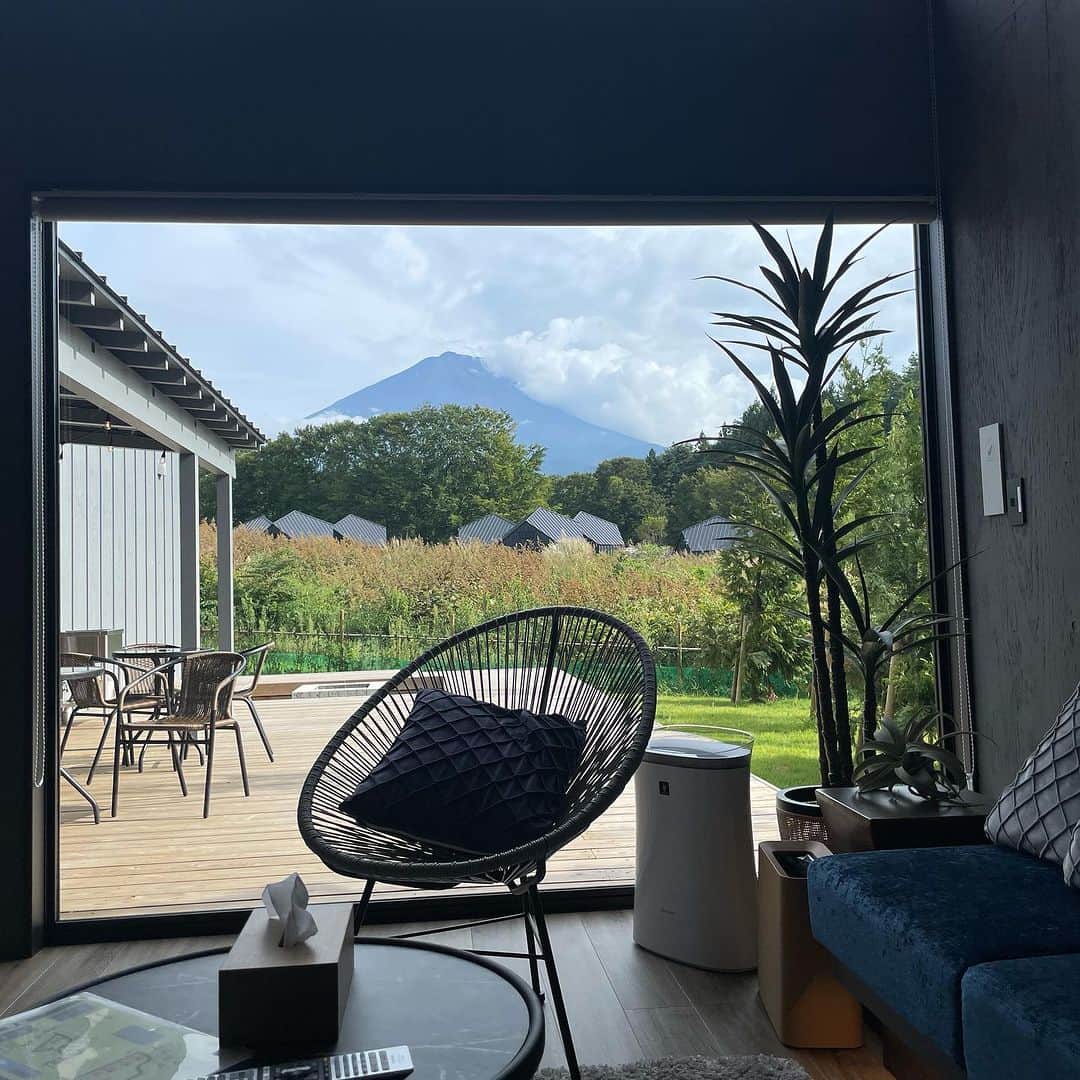 藤沢久美さんのインスタグラム写真 - (藤沢久美Instagram)「ご近所のショートコースのゴルフ場が、グランピング施設にリニューアル。  最近河口湖周辺は、山の中から街の中まで、いたるところにグランピング施設がオープンしてます。  #山梨 #富士山 #mtfuji #yamanashi #グランピング #glamping」9月18日 17時47分 - kumifujisawa