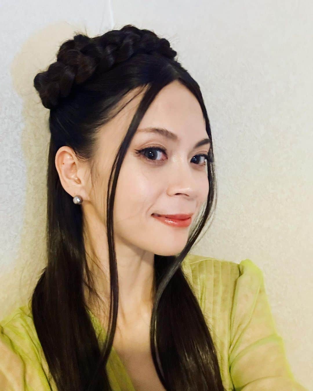 小柳ゆきのインスタグラム：「お気に入りニューヘアー🤩 衣装も相まって相川七瀬さんに、恐れ多くも卑弥呼様みたいと言ってもらい嬉しすぎでした🤤  そんな卑弥呼様的素敵お衣装👗 dress: @wildlily_daikanyama  stylist: @stokyo.uma  hair&make: @takechanmanhappy」