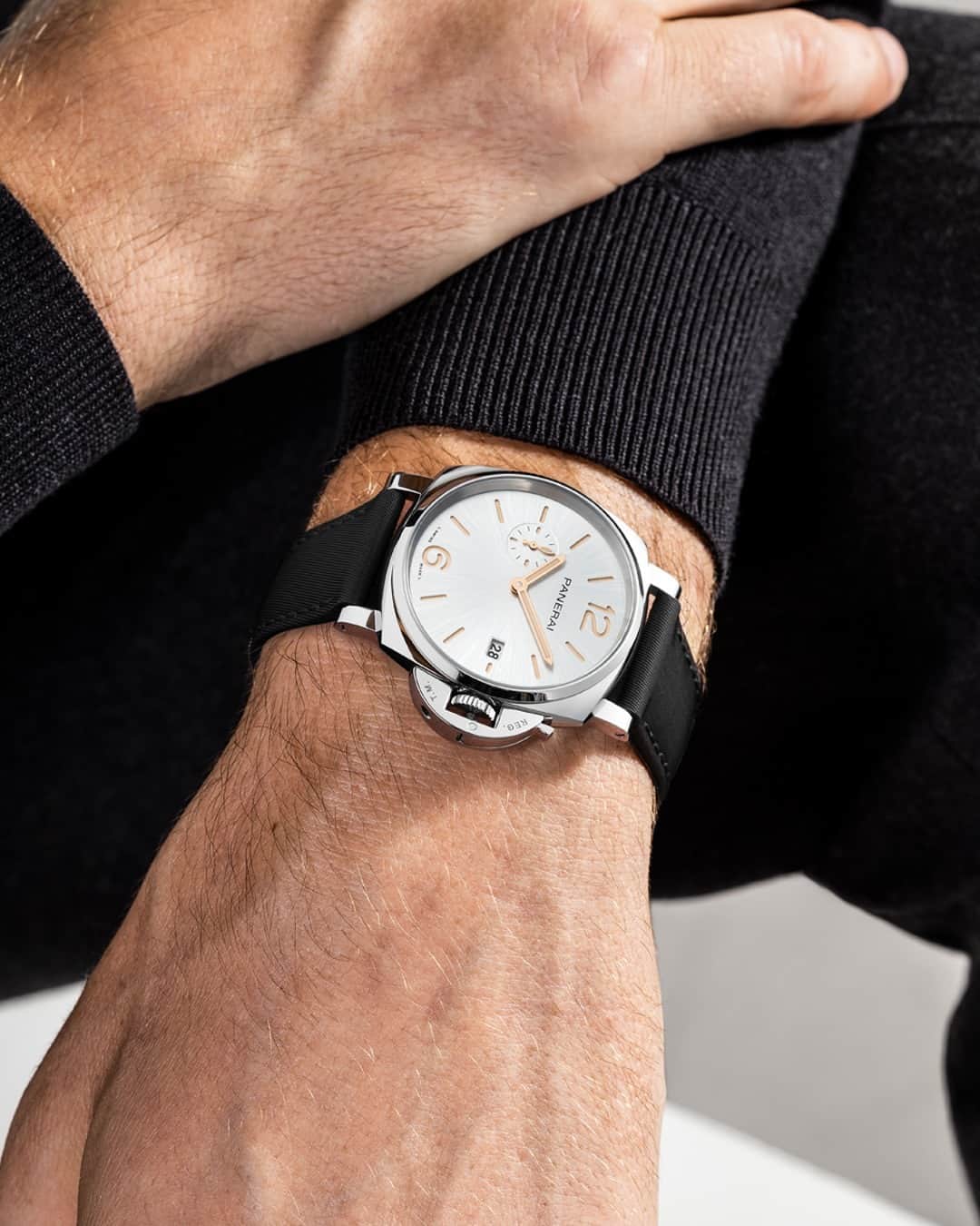 オフィチーネ パネライのインスタグラム：「The new Luminor Due Prada Re-Nylon 42mm #PAM1428 semlessly blends the Panerai distinctive watchmaking elements with modern style sensibilities.  Discover more at the link in Bio.  #Panerai #PaneraiWatch #WatchesAndWonders2023 #钟表与奇迹2023 #钟表与奇迹上海高级钟表展 #LuminorDue #PaneraiLuminor」