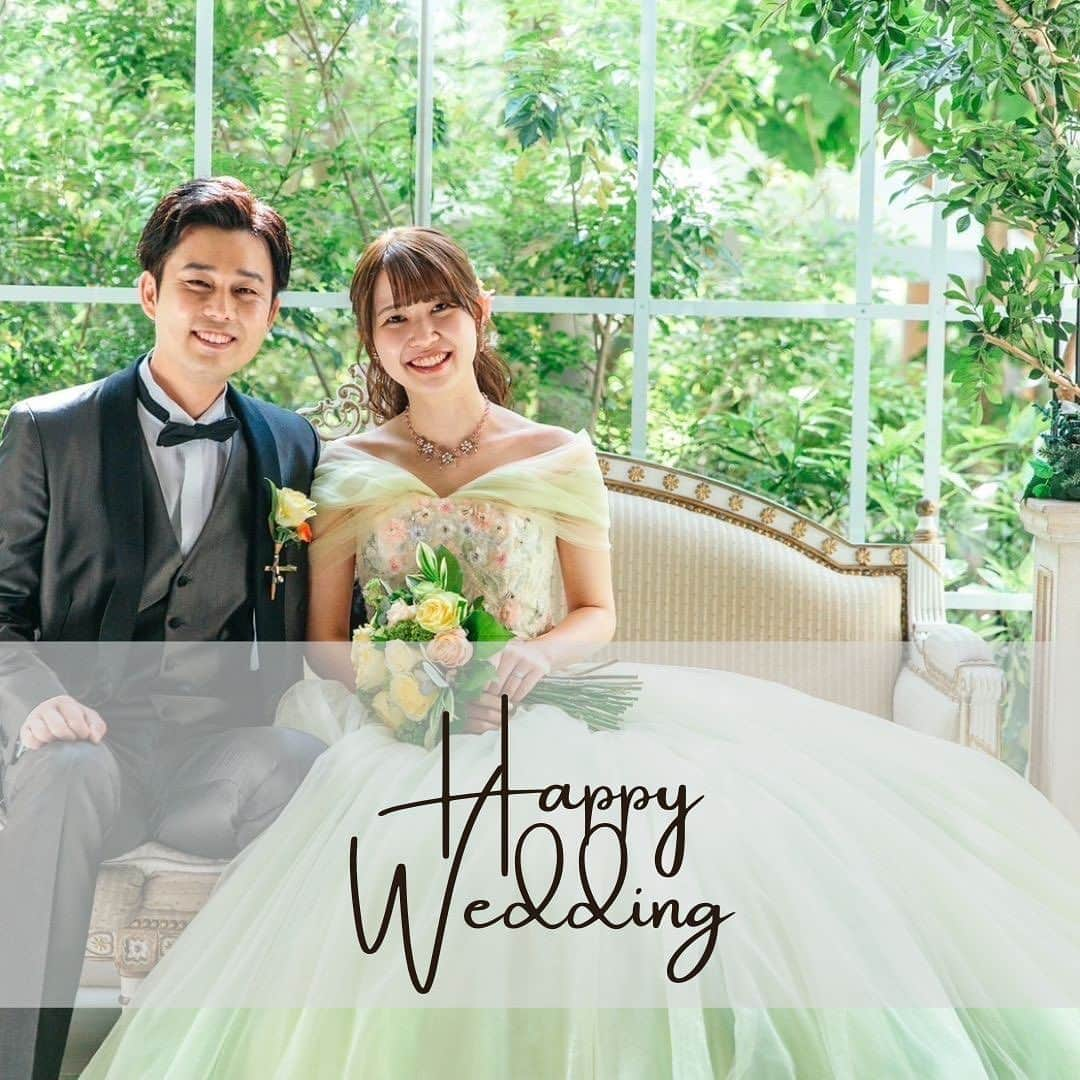 fino_wedding【フィーノ公式】のインスタグラム：「【卒花嫁レポート】  @esprit_de_nature_wedding   新緑の中で  🤍シンプルなウエディングドレスにフリルトーレンを付けてエレガントさを出しました。  胸元のカシュクールが特に素敵でした。  💛カラードレスは悩んだ末に春色のグリーンとイエローが重なりあったキュートなイサムモリタのドレスに。  #カラードレス #ウエディングドレス  #卒花  #卒花嫁  #イサムモリタ  #イサムモリタドレス  #イエロードレス #グリーンドレス  #シンプルドレス #ゲストハウスウェディング  #ゲストハウス  #エスプリドナチュール  #ファミリーウエディング  #ヘアメイク  #結婚式  #wedding  #weddingstyle  #春婚  #2023春婚  #2023wedding  #オリジナルウェディング  #colordress  #weddingdress  #ドレス迷子 #ドレス試着 #ドレス選び #ウエディングフォト  #ウエディングケーキ #弟フォトグラファー」