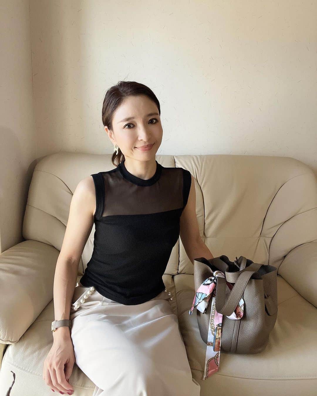 AriizumiEmaのインスタグラム：「コーディネート。 暑いから毎日結んでばかり。  #tops  @dholic_official   ☑️バッグは楽天ルームに載せています。 ストーリーに楽天ルームのリンクを貼りました💕  ・ #fashion#ootd#codinate#instafashion #コーディネート#アラフォー#アラサー#アラフィフ #大人コーデ #お仕事コーデ  #大人ファッション #大人可愛い #韓国ファッション#綺麗めコーデ#きれいめコーデ#カチューシャ#プチプラコーデ#50歳コーデ」