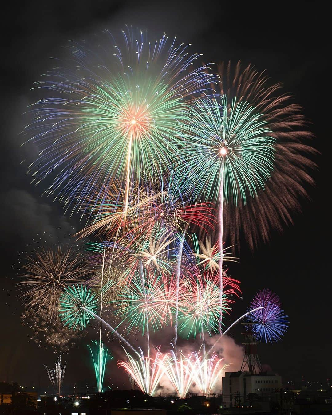 愛知県田原市さんのインスタグラム写真 - (愛知県田原市Instagram)「Large fireworks coloring the night sky!! * 夜空彩る大輪の花火！ * #田原祭り の最後を締めくくる#打ち上げ花火  田原祭りの花火をみると 夏の終わりを感じるね😌  間近で見れて迫力がすごい花火大会✨ また来年も見れますように😉  途中で予想外の大雨降ったけど みんな大丈夫だったかな😂？  #五町合同花火大会 #花火大会#花火#fireworks  #たはら暮らし  #渥美半島#田原市#伊良湖岬#伊良湖#赤羽根#菜の花浪漫街道  #tahara#irago#akabane#サーフィン#surfing#田舎暮らし#日々の暮らし #休日の過ごし方#スローライフ #instagramjaran#igersjp」9月18日 17時50分 - tahara_kurashi