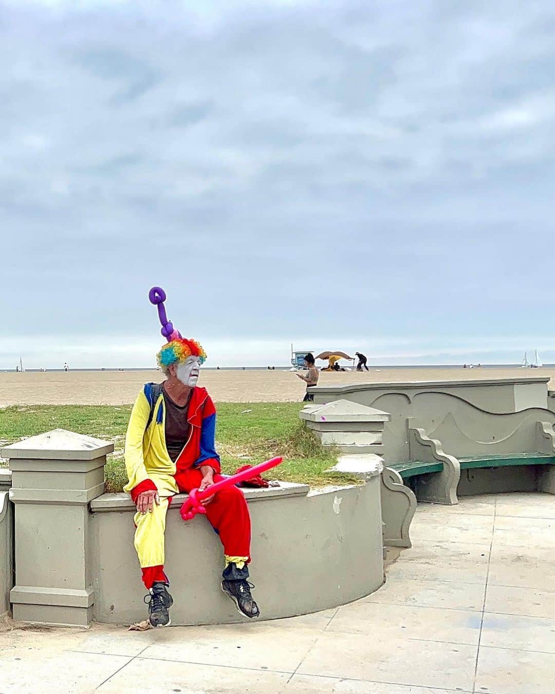 加藤愛梨さんのインスタグラム写真 - (加藤愛梨Instagram)「I fell in love☁️🩵 He paints, he makes, and he is a clown.」9月18日 17時51分 - l_ovepear
