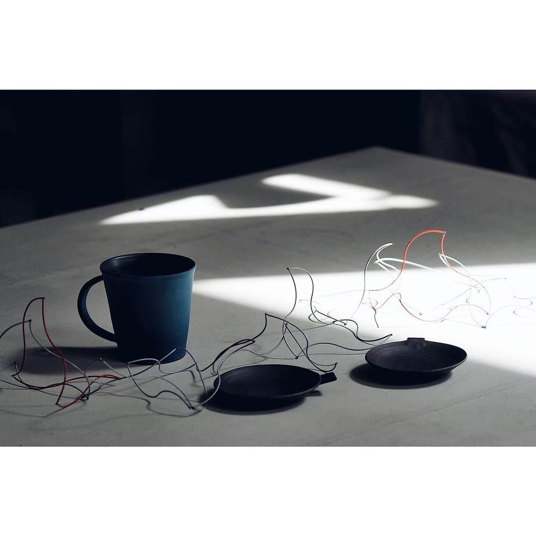 陶屋なづなのインスタグラム：「10月の展覧会のお知らせです。  Takeshi Ohmura / Masao Seki Exhibition　 2023年10月19日Thursday-11月4日Saturday 作家在廊日　初日10月19日木曜日  福岡県うきは市で製作をされています、大村剛さんの陶と 関昌生さんのワイヤーアートの展覧会です。 どうぞお楽しみに！  Takeshi Ohmura　profile 1977　福岡県生まれ 1998　岩田圭介氏に師事 2001　多治見工業高等学校陶磁科学芸術科卒業 2001　多治見の工房「studio MAVO」にて製作 2007年　福岡県うきは市に開窯  Masao Seki profile 「四月の魚」店主 1964　福岡県生まれ 2001　ワイヤーアートを始める  初日13時まで事前予約制とさせていただきます。 13時以降はご予約なしでご自由にお越しくださいませ。 詳しくは、WEBサイトをご覧ください。  #うつわ#陶器 #ワイヤーアート」