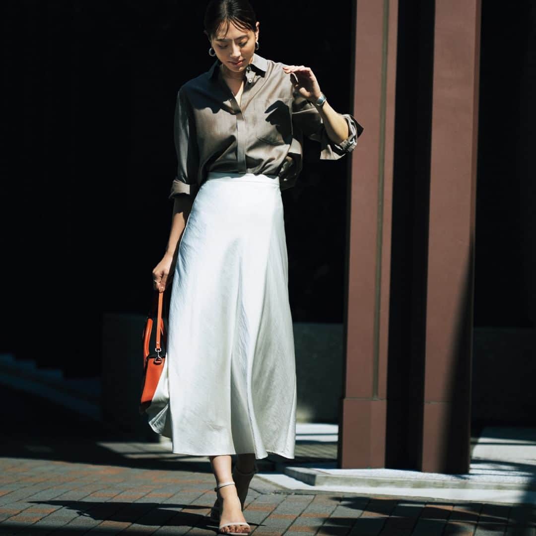 BAILAさんのインスタグラム写真 - (BAILAInstagram)「#BAILA今日のコーデ 好きな着こなしを見つけたらコメントに💘をください  🍋🍋🍋 きちんときれいで、華がある。つややかなナロースカートで作るワンツーコーデ  シャツ￥42900／ロンハーマン　スカート（9月発売予定）￥16940／アンクレイヴ（アンクレイヴ スタンダード）　ピアス￥14300・バングル￥34100／ショールーム ロイト（ニナ・エ・ジュール）　チョーカー￥12100・リング各￥11000／アルティーダ ウード　バッグ￥64900／ジャンニ キアリーニ 銀座店（ジャンニ キアリーニ）　靴￥14850／ダイアナ 銀座本店（ダイアナ）  ------------------------ #土屋巴瑞季 さん　@hazukitsuchiya  #シャツ #シャツコーデ #スカート #スカートコーデ #ナロースカート #毎日コーデ #今日のコーデ #通勤コーデ #コーディネート #コーデ #今日の服 #バイラ #ootd #coodinate #fashion #instafashion #BAILA #bailafashion #baila_magazine」9月18日 18時00分 - baila_magazine