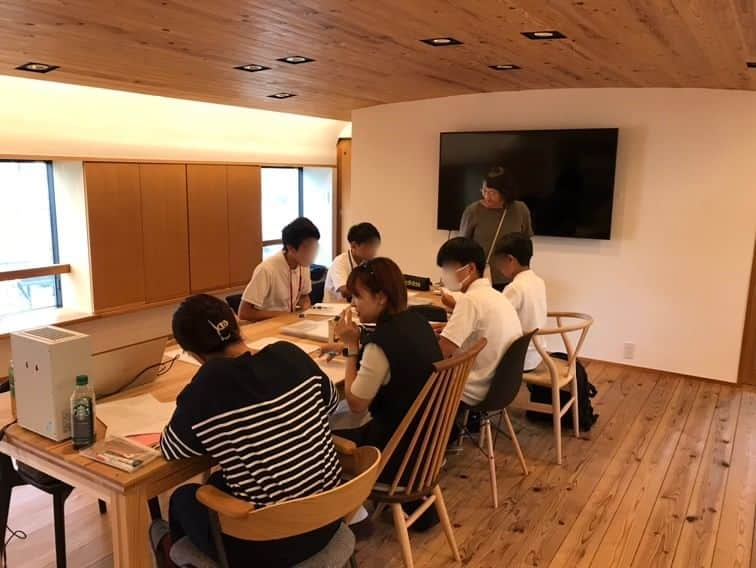 明友建設株式会社さんのインスタグラム写真 - (明友建設株式会社Instagram)「先日、中学生が職場体験に来ました👀  今年は4名の生徒さんが来社。  1日目は設計の体験で、自分の住みたい家を創造してもらいました。 割とすぐにプランが決まって、やる予定ではなかった模型作りもやることができました！  2日目は、現場で大工さん体験をしてもらう予定でしたが、台風の影響で中止となってしまいました。  今年は1日のみとなってしまいましたが、来年も楽しみにしています！  ※写真は許可を得て掲載しています  【資料請求・お問い合わせ方法】 ①公式HPお問い合わせフォーム プロフィールURLにございます弊社HPリンクよりお問い合わせいただけます。 ②お電話 0120-593-678 受付時間：10:00~17:00(水曜・祝日を除く)  【毎日投稿】 他の投稿はこちら！➢➢➢@meiyu_kensetsu  #明友建設 #注文住宅 #工務店 #高性能住宅 #高断熱 #高気密 #自然素材 #無垢 #造作家具 #大泉学園 #練馬区 #デザイン住宅 #デザイン注文住宅 #新築一戸建て #一戸建て #建築 #建築デザイン #建築学生 #建築好きな人と繋がりたい #インテリア #インテリア好きな人と繋がりたい #造作家具  #インテリア家具 #マイホーム計画 #マイホーム計画中の人と繋がりたい #家づくり」9月18日 18時00分 - meiyu_kensetsu