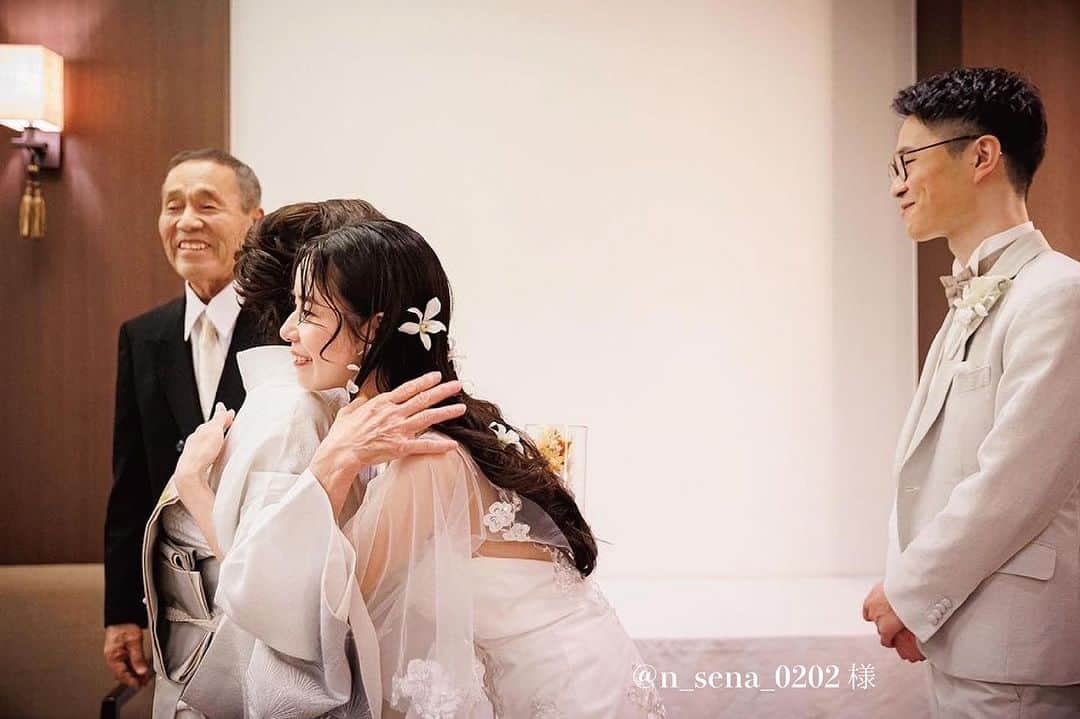 プレ花嫁♡結婚式招待状・席次表専門サイト『ファヴォリ』公式さんのインスタグラム写真 - (プレ花嫁♡結婚式招待状・席次表専門サイト『ファヴォリ』公式Instagram)「𖤣𖥧𖥣𖡡𖥧𖤣𖤣𖥧𖥣𖡡𖥧𖤣 🤍👰🏼‍♀️卒様の投稿ご紹介💬🤍 ━━━━━━━━━━━━━━  本日は、両親贈呈品にご注文いただいた 花嫁様の投稿をご紹介いたします📣  *.....*.....*.....*.....*.....*.....*.....*.....*.....*  🕊️ @n_sena_0202 さまのご投稿🕊️ ご注文いただいた商品:  【両親贈呈品】トレジャリー｜メッセージあり 【両親贈呈品】フラワーガラスドーム _ _ _ _ _ _ _ _ _ _ _ _  両親贈呈も祖父祖母贈呈もfavoriさんにしました🧡  手書きを印字してくれたり、 祖父祖母のもメッセージを変えられたり、 とても助かり、とても喜んでくれました🤍🌿  📽️サンクスムービー 私はムービーにして感謝を伝えました🌿  会場は暗くなった時にキャンドルが素敵でした🎆🤍  贈呈の花束は、会場に装花に合った花束を用意してくれました🌿🤍 どれも喜んでくれてとても良かったです🌿  *.....*.....*.....*.....*.....*.....*.....*.....*.....*  とっても嬉しいお言葉をいただき ありがとうございます💗💗 結婚式のお写真もとても素敵で、感動しました🥹♡  @n_sena_0202 さま素敵な投稿を ありがとうございました❣️  ❁┈┈┈┈┈┈┈┈┈┈┈┈┈┈┈┈┈┈┈┈┈┈┈┈┈┈❁ 　　　　　　　　🫧#ファヴォ花 について🫧 ⠀ ⠀プレ花嫁さまと卒花嫁さまのためのハッシュタグです  #ファヴォ花 や @favori_wedding @favori_favohana を ⠀ ⠀ ⠀ ⠀ つけて投稿していただけたら、嬉しいです♡ ❁┈┈┈┈┈┈┈┈┈┈┈┈┈┈┈┈┈┈┈┈┈┈┈┈┈┈❁  #Favori #ファヴォリ #ファヴォ花 #2023wedding #2024wedding #2023秋婚 #2023冬婚#2024冬婚 #2024春婚 #2024夏婚 #花嫁DIY #結婚式DIY #結婚式準備 #花嫁準備 #プレ花嫁準備 #プレ花嫁 #くふう婚 #プレ花嫁さんと繋がりたい #日本中のプレ花嫁さんと繋がりたい #全国のプレ花嫁さんと繋がりたい #両親贈呈品 #両親贈呈ギフト #カフェマグ #両親へのプレゼント #両親プレゼント #両親ギフト #両親記念品」9月18日 18時00分 - favori_wedding