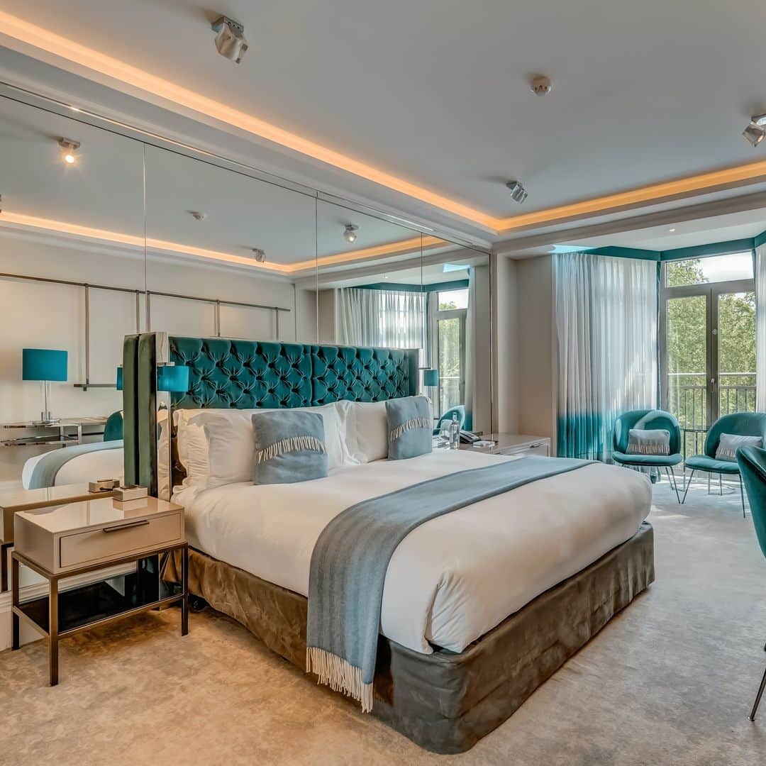 モルトンブラウンさんのインスタグラム写真 - (モルトンブラウンInstagram)「Your Autumn City Break   Searching for a five-star spot in the capital? Check into The Athenaeum Hotel & Residences. You can expect:  • Art-deco inspired suites, 24-hour gym, tranquil spa • Our new Hotel-exclusive Reviving Rosemary aromatherapy collection • The ‘Living Wall’ vertical garden spanning 329 square metres  • Iconic London landmarks and Regent Street’s iconic shopping district  Find out more in the link in our bio.」9月18日 18時01分 - moltonbrown