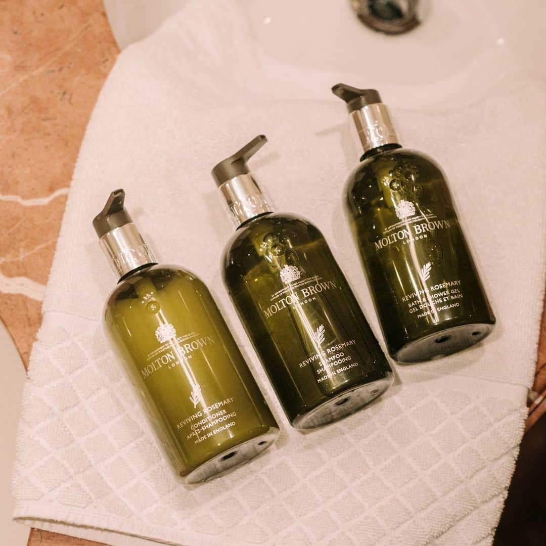 モルトンブラウンさんのインスタグラム写真 - (モルトンブラウンInstagram)「Your Autumn City Break   Searching for a five-star spot in the capital? Check into The Athenaeum Hotel & Residences. You can expect:  • Art-deco inspired suites, 24-hour gym, tranquil spa • Our new Hotel-exclusive Reviving Rosemary aromatherapy collection • The ‘Living Wall’ vertical garden spanning 329 square metres  • Iconic London landmarks and Regent Street’s iconic shopping district  Find out more in the link in our bio.」9月18日 18時01分 - moltonbrown
