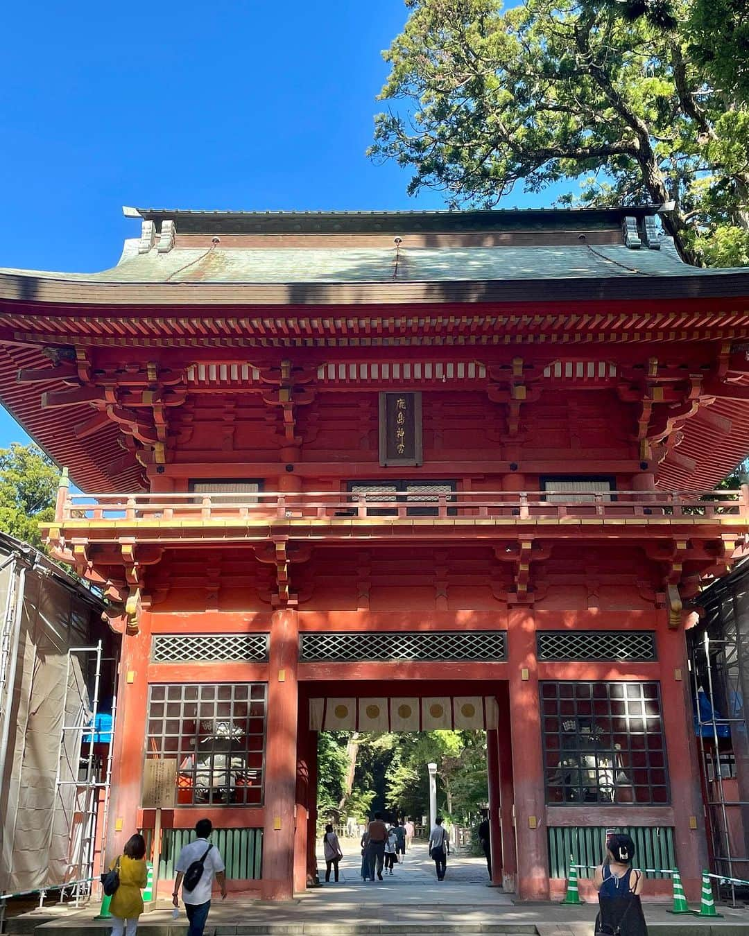 M'sブライダルさんのインスタグラム写真 - (M'sブライダルInstagram)「本日は一粒万倍日✨🌟 茨城県鹿嶋市にある最強のパワースポット、鹿島神宮です🌸  ここでは、武道の神様、武甕槌大神（たけみかづちのおおかみ）が御祭神として崇められています💪🙏  結婚生活にお悩みの方、このパワースポットで心身をリフレッシュしませんか？🤗💑  マリッジカウンセリングを通じて、お二人の関係性の向上やコミュニケーションの改善をサポートしています✨💕  結婚に関するお悩みやご相談がありましたら、お気軽にご連絡ください💌  #鹿島神宮 #パワースポット #武道の神様 #武甕槌大神 #お悩み解消 #マリッジカウンセラー #結婚相談 #心の健康 #夫婦関係の改善 #コミュニケーションの向上 #幸せな家庭 #結婚生活 #夫婦円満 #ラブカップル #心理的に健康な関係 #結婚カウンセリング #幸せな結婚生活 #カップルの悩み解消 #パートナーシップ #夫婦問題解決 #夫婦コミュニケーション #人間関係のコツ #絆を深める #愛と幸せ #感謝の気持ち #お互いを尊重する #心のバランス」9月18日 17時59分 - msbridal_pr