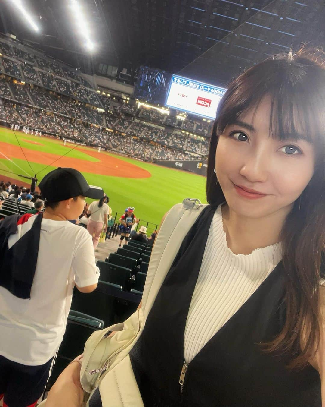 足立玲菜のインスタグラム：「念願のエスコンフィールド！⚾️ まさかこんなに早くこれるとは☺️ 椅子もふかふかでめちゃくちゃ見やすかったです〜！サウナ席も良さそうだった〜☺️ お店も沢山あって試合がない日でも十分楽しめそう！  この日は万波選手（ @fighters_official ）のホームランで始まり、締めも万波選手のホームランでめちゃくちゃ盛り上がりました☺️ しかし、金のしゃけまるは大人気で買えなかった🐟 最近で1番楽しい野球観戦でした⚾️  また行きたーい！  #日本ハムファイターズ #北海道 #日ハム　#エスコン　#ファイターズ  #金のしゃけまる欲しかった」