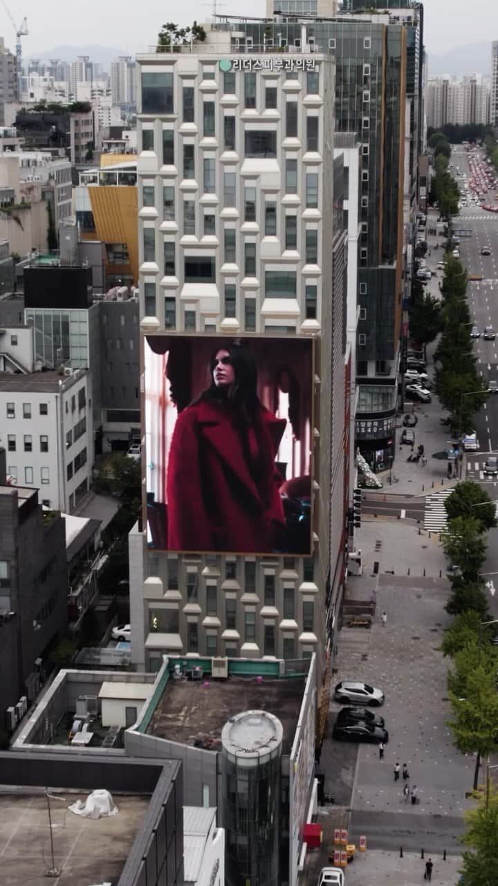 のインスタグラム：「Uniformity as a window to humanity for #ValentinoBlackTie   Discover the new campaign above the streets of Seoul, and shop the new collection now by visiting the link in bio.」