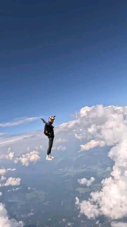 Padgramのインスタグラム：「@kuczynska.maja is the real skyswalker -   “Standing straight up is a pretty basic skydiving position. To make it look like you’re walking you just wiggle your feet back and forth.”   🪂 @kuczynska.maja  🎥 @mairis_l  #pgdaily #pgstar#pgcounty #sky #planetgo#planet #planetearth #amazing #awesome #skycolors #skydive #skywalker」