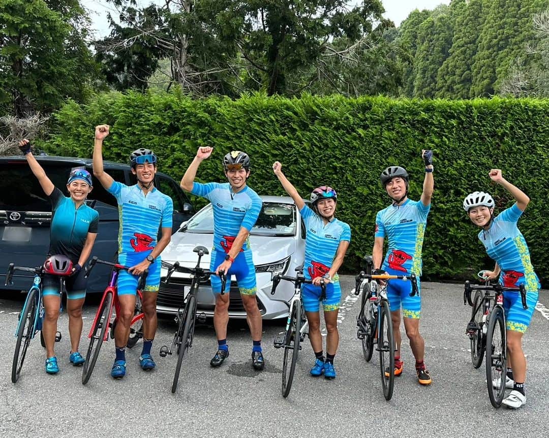 上田藍のインスタグラム：「. ☀️☀️☀️☀️☀️☀️☀️☀️☀️☀️☀️☀️  3day training camp in Resol no mori.🍀@resolnomori Team Chiba.🙌🙌🙌🙌🙌❤️  🏊️🏊️🏊️🏊️🚲️🚲️🚲️🚲️🏃🏃🏃🏃  本日までの3連休は、鹿児島国体に向けて、千葉代表&候補選手の強化合宿が【Sport & Do Resort リソルの森】にて行われ、コーチとして参加をさせて頂きました😌✨  3日間は天候に恵まれ、まだまだ暑くなりそうな鹿児島国体に向けて暑熱対策もバッチリイメージできる練習が行えました💪✨  千葉代表&候補選手の皆さんが強化に取り組む姿を、時にはプールサイドから...時には一緒に動きながら見させていただいて、監督・コーチ・選手みんなで動きのチェックや情報共有をしながら、あっという間に3日間が過ぎました‼️  とても良い雰囲気の中でトレーニングを積むことができ【チーム千葉】の士気も更にあがりました🤗✨ ありがとうございました。  私も国民体育大会へは3度、千葉県代表として出場をした思い出があります☀️  ・2010年ゆめ半島千葉国体(※まだ公開競技でした)細田選手とアベック優勝🙌 ・2016年希望郷いわて国体(※トライアスロンが公式競技になった年です)🌟優勝 ・2018年福井しあわせ元気国体🌟優勝😊  国民体育大会は、県で代々続いているユニフォーム(公式ウェア・ジャージ)が、各県の特色を表している色やデザインなので、競技説明会の時に選手が集まると、選手皆がいつもと違う装いで(チューリップハットや、レトロなデザインの県もあり)とても新鮮だったことが印象に残っています☺  千葉県は、菜の花の黄色と海の青色でデザインされた装いでした🟡🟦✨  そして今回、合宿期間中に誕生日を迎えた選手もいて、皆でドタバタでサプライズのお祝いもできたりして、笑顔の絶えない時間をすごしました㊗️✨  合宿は3日間と、あっという間にすぎましたが本番に向けて、選手の皆さんがバッチリな仕上がりになることを祈っています🏊️🚲️🏃🌟  私も一緒に切磋琢磨させていただきパワーをもらったので、更に鍛え上げていきます。  充実した日々に感謝です🍀  #燃ゆる感動かごしま国体 #千葉県代表選手合宿 #チーム千葉 #強化合宿💪🔥 #トライアスロン #上田藍 #感謝🌿」