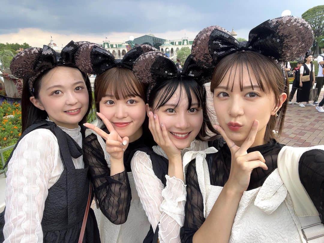 今井陽菜のインスタグラム：「関西組フジコーズで𝐻𝑎𝑙𝑙𝑜𝑤𝑒𝑒𝑛  𝐷𝑖𝑠𝑛𝑒𝑦‪ ⋆* 途中からゲリラ豪雨やったけど、何とか楽しめました🫶🏻 ・ ・ ・ #disney #disneyland #ハロウィン #モノトーンコーデ#ディズニーコーデ #🎃」