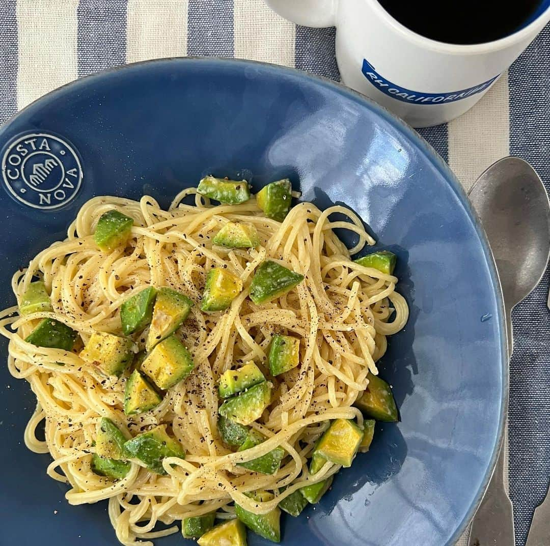 しげるちゃんのインスタグラム：「3連休は楽しめましたか？無性にパスタが食べたくなり冷蔵庫をのぞいたら『アボガド🥑』があったので『アボガドクリームパスタ』を作ってみました。超簡単で超時短だよ‼️ アボガド 1個　 オリーブオイル　大さじ１　 おろしニンニク　チューブで2cm　　 牛乳　100cc　 コンソメ 1個分くらい　 塩 ちょっと　 ブラックペッパー お好み アボガドが熟してないから固くて、カットしずらかったけど、逆にカタチが崩れず見た目も良し💓 アボガドだけだけど腹持ちも良く美味しく出来上がったよ～　 #lunch #休日lunch #cooking #pasta #アボガドクリームパスタ #三連休 #アボガド #しげるグルメ #costanova #食器 #ronherman #rhm #無糖午後の紅茶 #🥑」