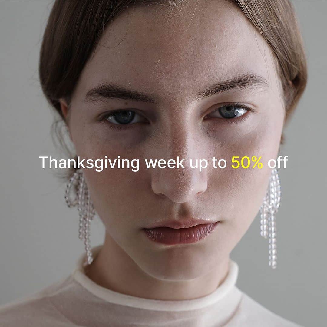 のインスタグラム：「SALE up to 50% off + 댓글 삼행시 이벤트  먼데이에디션이 한가위를 맞이하여 할인 이벤트와 댓글 이벤트를 준비했습니다~  📍할인기간 : 9.18. tue - 10.3. teu 📍할인율 : 최대 50%  이 게시물에 댓글로 ‘먼데이’ (대)도 가능 삼행시를 지어주시는 분들 중  ‘🤟🏻3분’을 추첨하여  적립금 무려 100,000원을 드립니다 🖤  📍이벤트 마감 : 9.20. wed 24:00 📍이벤트 발표 : 9.21. thu 오전중  #먼데이에디션 #mondayedition #댓글이벤트」