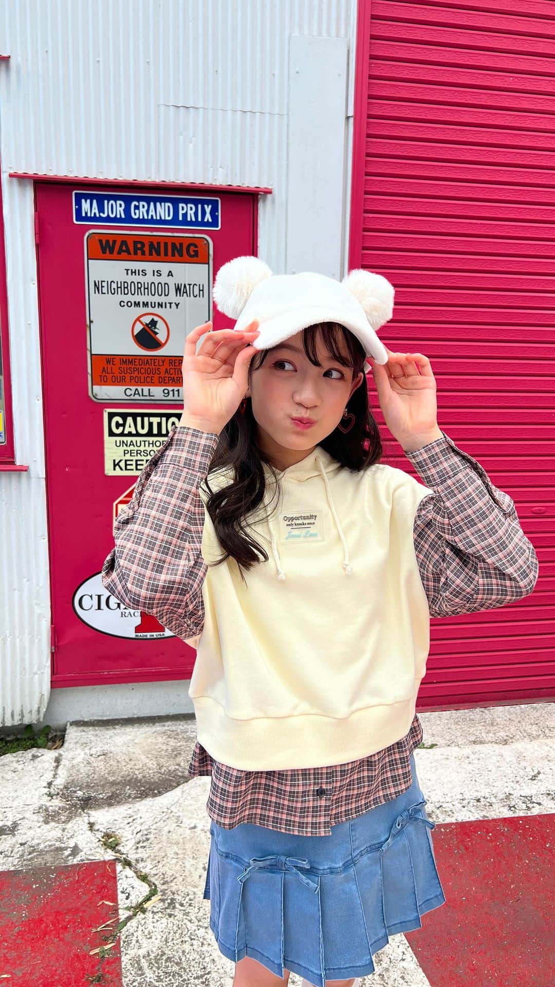 のインスタグラム：「くまちゃんすいちゃん🐻🩷  ラブベアランチBOXはGETしてくれたかな？ くま耳CAPをかぶって帰ってくれるコがたくさんいたみたい🧸ｶﾜｲｲ🥰🥰  すいちゃんコーデ🧸 トップス…袖の部分がシャツ生地だから早いうちから活躍するよ✨️  ボトムス…現在人気👑No.1✨️ キャップ…今年の🐻‍はお耳がフワフワで更にｶﾜｲｲ  アイテムはタグ付けしてるから𝑪𝒉𝒆𝒄𝒌してね🩷  #jennilove #ジェニィラブ #川瀬翠子 #ニコプチ #秋コーデ」