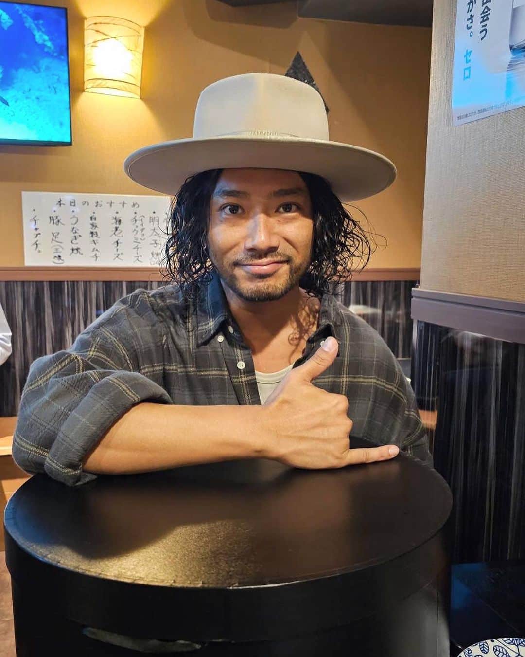 BESのインスタグラム：「40歳になった自分へプレゼント😌  物と人の思いを大切にして生きる為にも🙋🏾‍♂️  @crowted_kazz  に自分の頭にピッタリのハットを作ってもらいました🤙🏾  かず、ありがとう！一生大切にします😌  パリッとしたHAT被って外に出るの気持ち良いで🙆🏾‍♂️  みんなも一生に一度は自分の頭の形に合った似合う素敵なHATを作ってみては😌❓❓  @crowted_kazz に相談してみたら間違いないよ😆  #bes#hat」