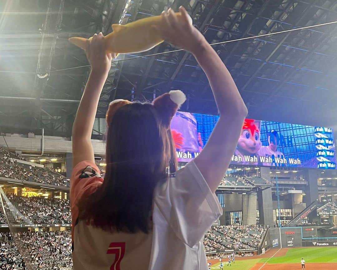 福永裕梨さんのインスタグラム写真 - (福永裕梨Instagram)「＼２日連続のはむほー🐟／ ⠀ 昨日は他局の同期UHB千須和ちゃんと観戦へ🏟  ファイターズが勝利してくれて 無事、ビクトリーしゃけまるもゲットできました🐟✨  ⠀ 昨日はエスコンフィールド開業以来最多となる 34000人を超える来場者数👏 ⠀ この34000人の中に、私と同じ中学・高校出身の方がいて 見つけて声をかけてくれました😳 同郷の母校まで同じ仲間が 今ともに北海道でがんばっていて たまたま同じ試合を観に来ていて エスコンの中で出会える確率って…🥹 球場ではたまにこういうミラクルな出会いがあるんですよね🤣  行くたびにエスコンが私にとっての 特別な場所になっていく気がします🐕  #エスコン #ファイターズ #日ハム #はむほー #lovefighters #エスコンフィールド #史上最多来場者数 #しゃけまる #ビクトリーしゃけまる #大切にするよ😌 📸写真後半は #ビクトリーしゃけまるではしゃぐ29歳の女です #八中 #城南 #徳島 #母校 #中学まで同じはピンポイントすぎ（笑） #何歳だったか聞き忘れちゃった🥹 #この間は大学時代の知人と再会🤣 #売り子時代の常連さんともバッタリ🫢 #エスコンでミラクル起きがち！笑笑 #HTB #アナウンサー #福永裕梨」9月18日 9時09分 - htb_yurifukunaga