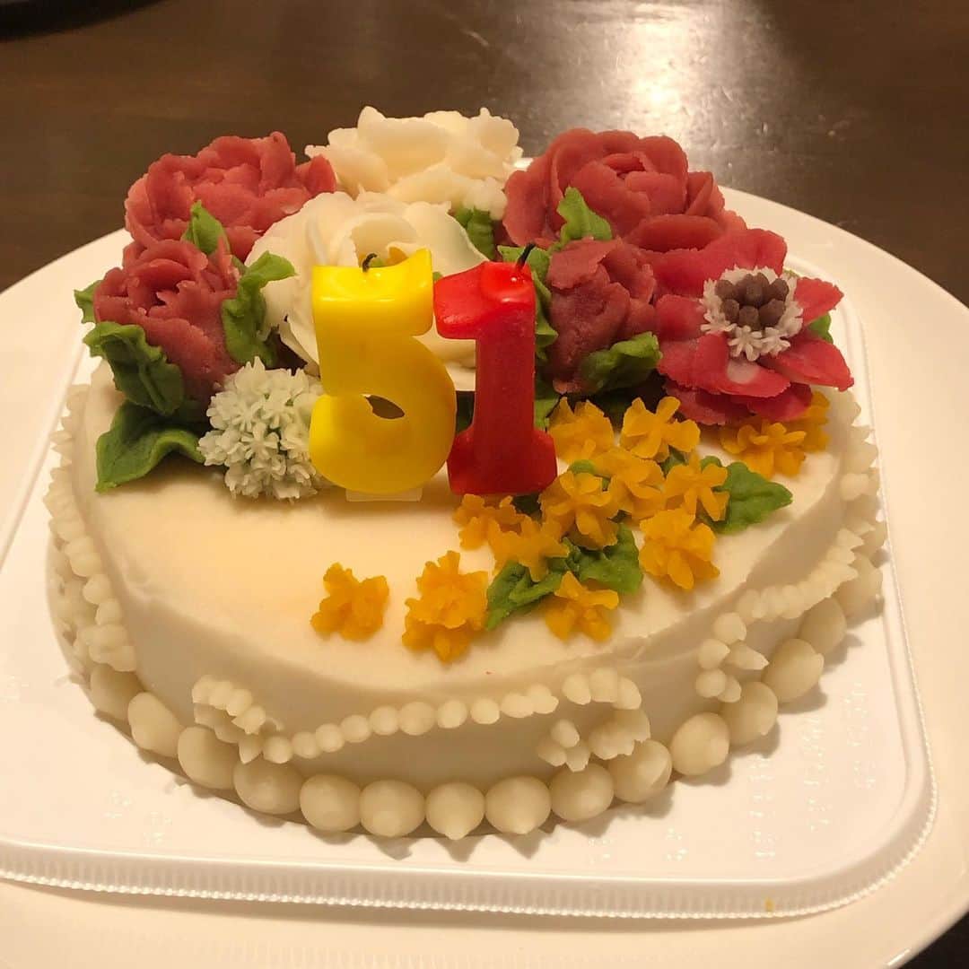 のインスタグラム：「16日は初めてのひとより森のホールへ！ 響きの豊かなアートに囲まれたホールでした。 ピアノは僕が20歳頃の時に憧れてたヤマハS400B！懐かしい。。  ジャズ好きなみなさんに割とスタンダード多めでのライブになりました。  打ち上げではサプライズあり😭 和菓子のケーキなんて初めて！ めちゃめちゃ繊細な造りが綺麗すぎでした。 ありがとうございます😊」