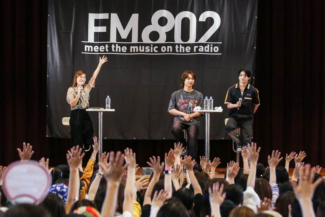 内田絢子のインスタグラム：「＼FM802 BRIGHT MORNING／ 　🚃南海電鉄 GO AROUND🚃  和歌山市立加太中学校で、MAZZELのSEITOさん、RYUKIさんをお迎えしての公開収録！！なんと、サプライズでMAZZELメンバー全員のボイスメッセージも飛び出し、驚きエピソードで盛り上がりました！！  めでたいでんしゃに乗って来てくださったリスナーさんもいっぱい。かい、さち、なな、かしら、それぞれの電車のカラーに合わせたMAZZEL公開収録のポスターも車内に貼ってあって、とっても可愛かった♡お二人も『かい』に乗って、素敵なお写真撮ってくださいました！！  22日金曜日、FM802 BRIGHT MORNINGの11時台に、公開収録の模様、一部オンエアします♬お楽しみに！！  photo by 田浦ボン  #FM802 #BRIGHTMORNING #MAZZEL #SEITO #RYUKI #めでたいでんしゃ #加太スタグラム #加太線111周年」