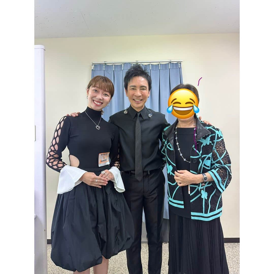 武村八重子のインスタグラム：「今年も、お世話になっている郷ひろみさんのコンサート🎵にお招き頂き 今回は母と伺って来ました♪ . 毎年パワーアップしていく、歌声とダンスに感動、感激🤩です。 やっぱり、スーパースターは凄いです！ . そして、プロフェッショナルとはこういう事なんだと、舞台を作るというところでも大変勉強になりました！ . 舞台にあがる全ての音楽家に絶対観て欲しい素晴らしいコンサートです！ . 母も10歳若返るほど楽しいコンサートだった‼️と超感激していて、人に喜びや生きる活力を与えるって凄いなぁと、そこでも感動🥺 . 興奮冷めやらぬ夜でした🙇‍♀️ ありがとうございました！ . #郷ひろみ さん #スーパーヒーロー郷ひろみ  #newintention」