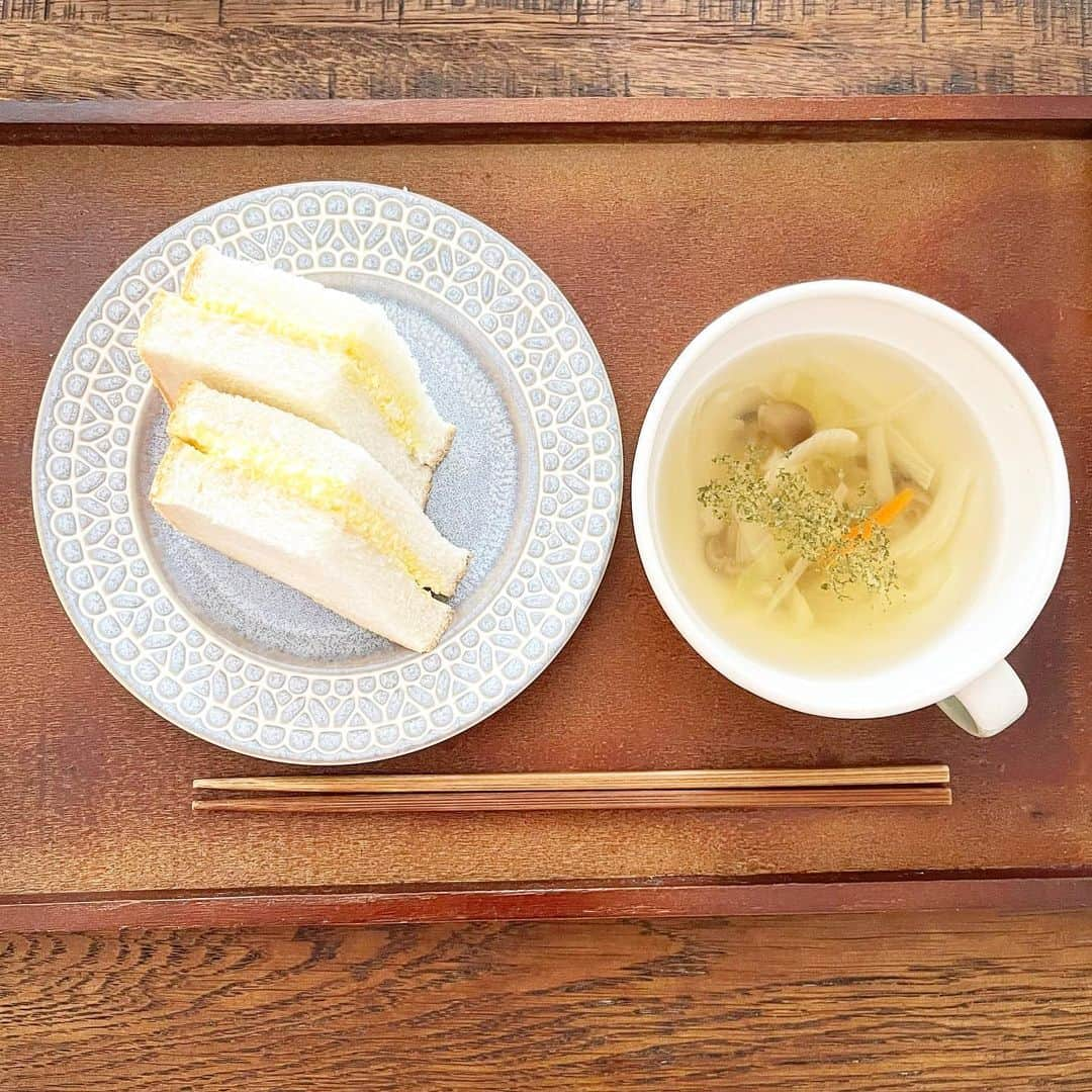 金子あきこのインスタグラム：「休日朝ごはん🍽️ 今日はサンドイッチが食べたくなりました🍞  #朝食#パン大好き#非日常食#メリハリ#若玄米リセットプログラム#血糖値を上げない食事 #血糖値#咀嚼#腸活#美容#健康#腸筋#腸菌#ダイエット#40代#50代#アラフィフ#綺麗に歳を重ねる#食#運動#睡眠#管理栄養士#節約美容料理研究家#料理家#船橋#千葉」