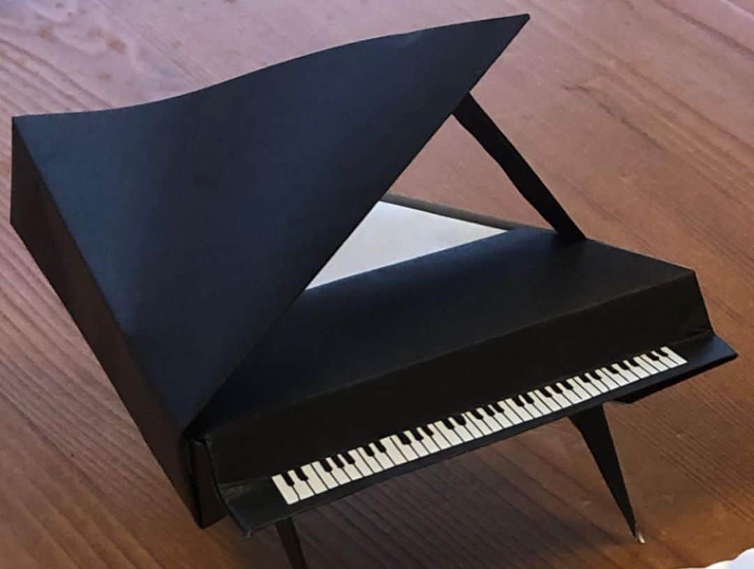 秋田慎治さんのインスタグラム写真 - (秋田慎治Instagram)「熊本2日目は玉名の蓮華院誕生寺、一心会館たんぽぽ堂で。 和室で演奏するレアな機会でした！  そうそう、楽屋に案内されたら机の上に折り紙でできたグランドピアノとあたたかなメッセージカードに本当に癒されました。こんなのよく作れるなぁ。。カードも可愛すぎて、泣ける。。  少し雨のチラつく天気だったけど、アンコールで"海"を演奏してると日差しが差し込んできてすごくドラマチックなエンディングになりました✨  ひまわりてれびの取材も入っていて収録、インタビューも。うまく話せたかな😅  終演後にたんぽぽ堂やジャズイン熊本のみなさんと記念写真を撮っていたら、虹が出てきて感動的なフィナーレになりました。  なんともハートウォーミングな一日。 実は会場に行く前に駅にあるストリートピアノに連れて行ってもらってら小さな女の子がピアノ弾いてて、連弾してもらったのも忘れられない嬉しい思い出になりました。  たんぽぽ堂のみなさん、ひまわりてれびのスタッフの方、ジャズイン熊本のみなさん、来てくださったみなさん、本当にありがとうございました。」9月18日 9時38分 - _shinjiakita_