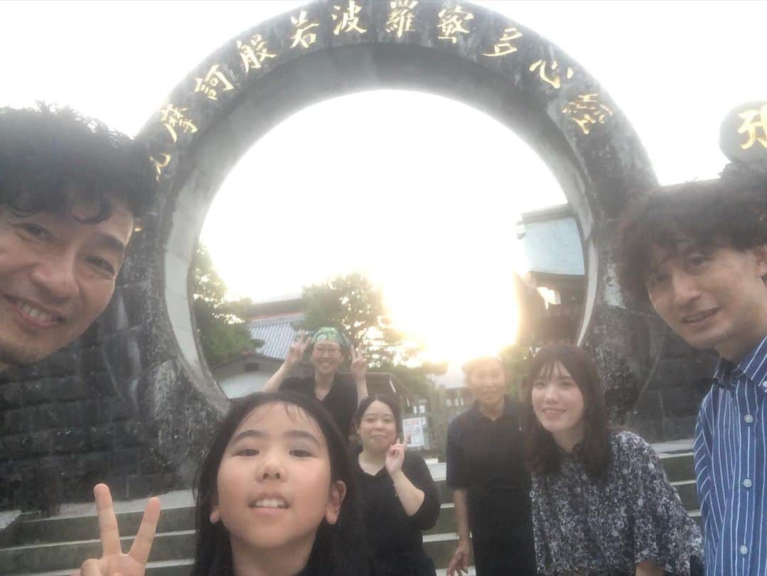 のインスタグラム：「熊本2日目は玉名の蓮華院誕生寺、一心会館たんぽぽ堂で。 和室で演奏するレアな機会でした！  そうそう、楽屋に案内されたら机の上に折り紙でできたグランドピアノとあたたかなメッセージカードに本当に癒されました。こんなのよく作れるなぁ。。カードも可愛すぎて、泣ける。。  少し雨のチラつく天気だったけど、アンコールで"海"を演奏してると日差しが差し込んできてすごくドラマチックなエンディングになりました✨  ひまわりてれびの取材も入っていて収録、インタビューも。うまく話せたかな😅  終演後にたんぽぽ堂やジャズイン熊本のみなさんと記念写真を撮っていたら、虹が出てきて感動的なフィナーレになりました。  なんともハートウォーミングな一日。 実は会場に行く前に駅にあるストリートピアノに連れて行ってもらってら小さな女の子がピアノ弾いてて、連弾してもらったのも忘れられない嬉しい思い出になりました。  たんぽぽ堂のみなさん、ひまわりてれびのスタッフの方、ジャズイン熊本のみなさん、来てくださったみなさん、本当にありがとうございました。」