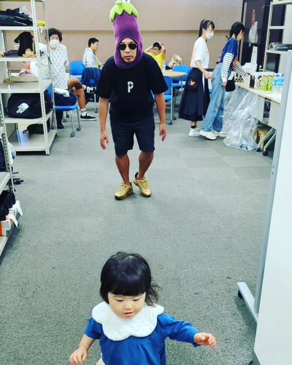川原克己 のインスタグラム：「本能と本能 #本能 #honnou #コヤソニ 孫がナスビに追いかけられてるのを バァバが心配そうに見てた」