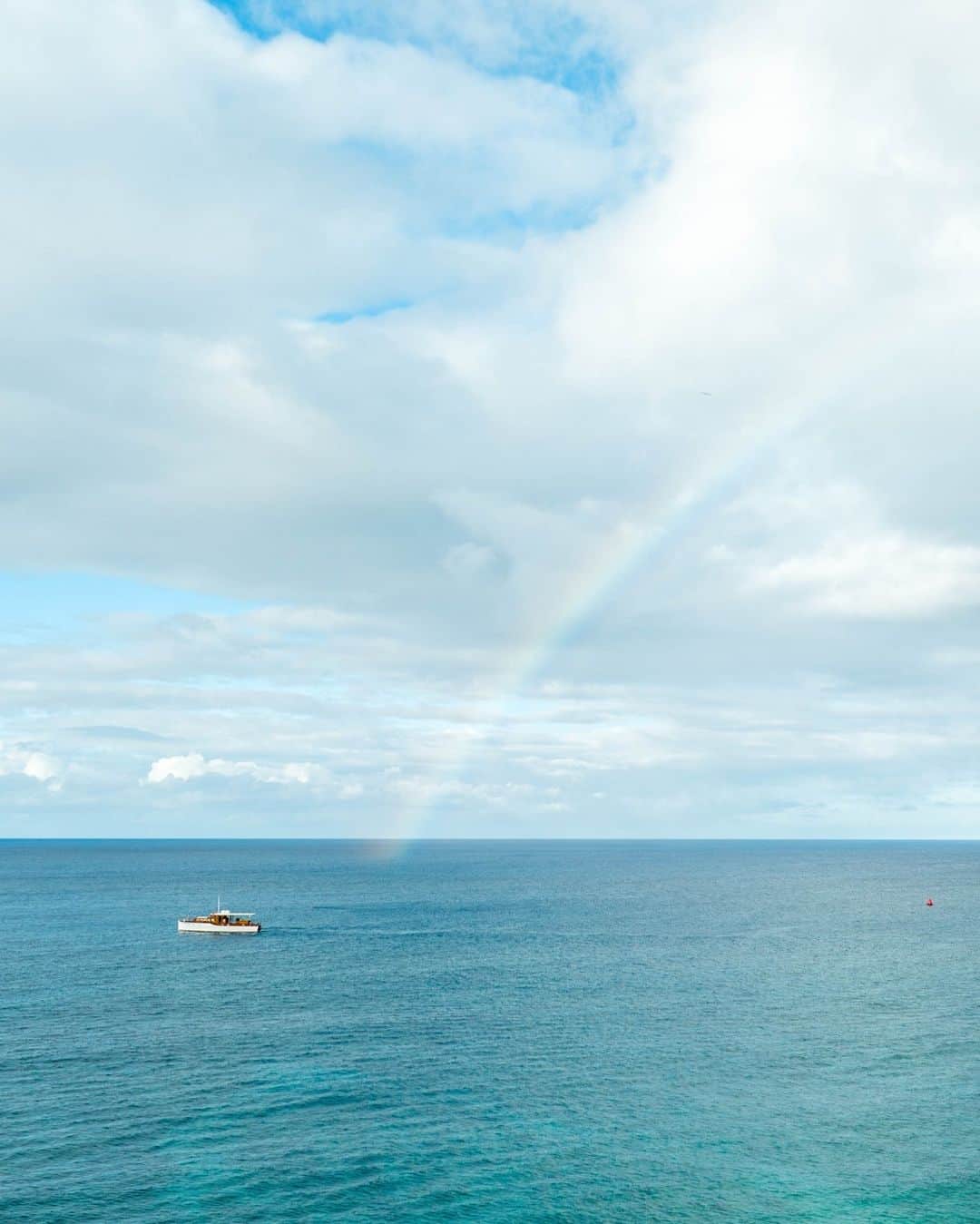 ハワイアン航空のインスタグラム：「Aloha kakahiaka!  今日は#敬老の日 👴👵 今週の#ブルーマンデー はハワイより幸運の象徴、虹と共にお届けします🌈💙  #今日は何の日 #日本の祝日 #NoRainNoRainbow  #MondayBlues #Alohaのおすそ分け  #Hawaii #ハワイ好きな人と繋がりたい」