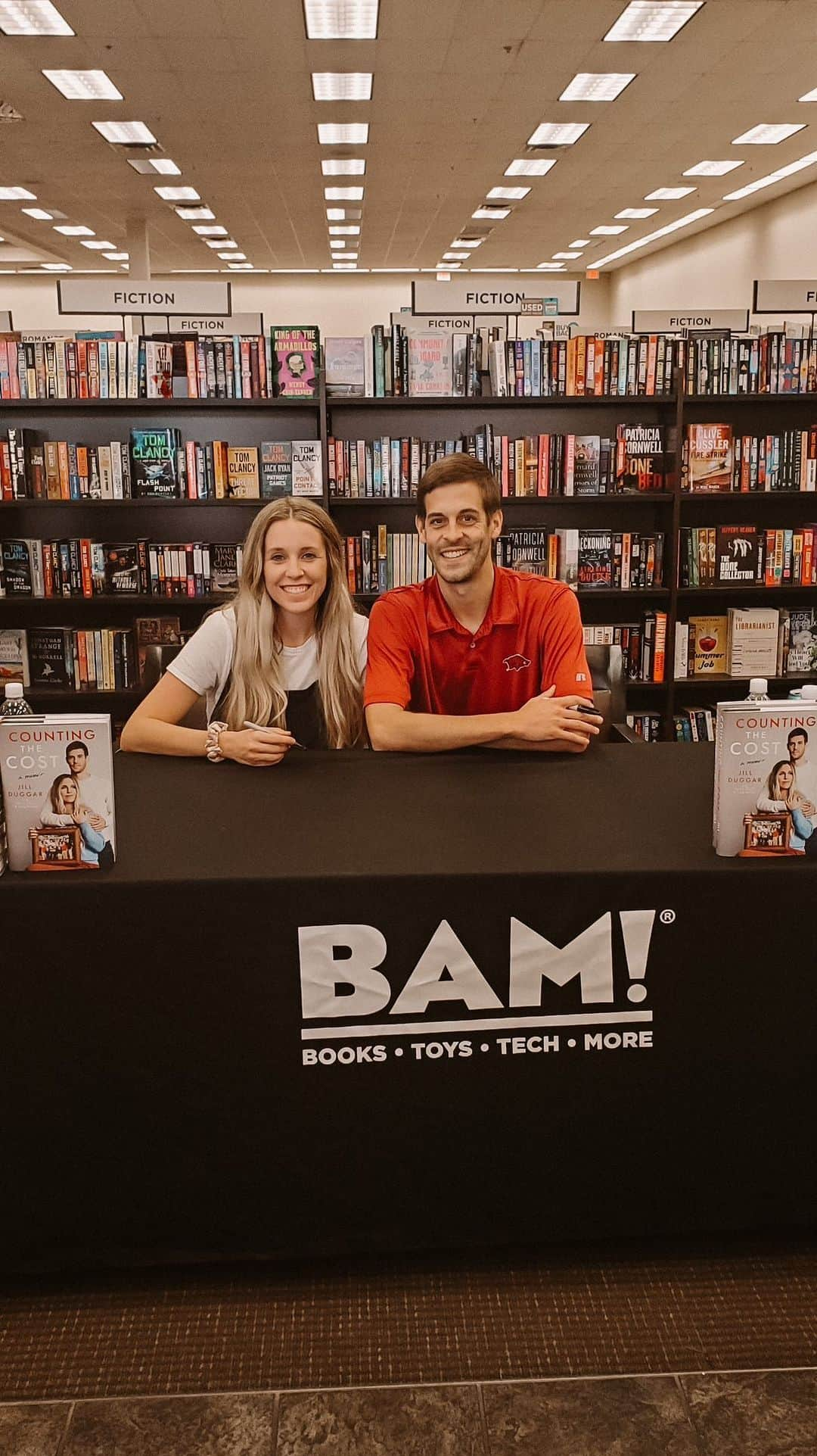 デリック・ディラードのインスタグラム：「😅It’s been a whirlwind of a weekend!  🤗📚Thank y’all so much for coming out to our in-person book signings this week and for joining in on our live virtual book events too! It was great to be able to meet, get pics and answer many of your questions and hear your stories! We are so grateful for the love and support. ❤️  🌟📚ICYMI…If you missed the signings but still want a signed book, I will keep the links up in my bio ⬆️ a little while longer so you can grab a signed book &/or watch the recorded live virtual events from the 12th & 13th.   @gallerybooks @derickdillard @jillmdillard @bookpassage @booksamillion @bnsouthroads @simonandschuster」