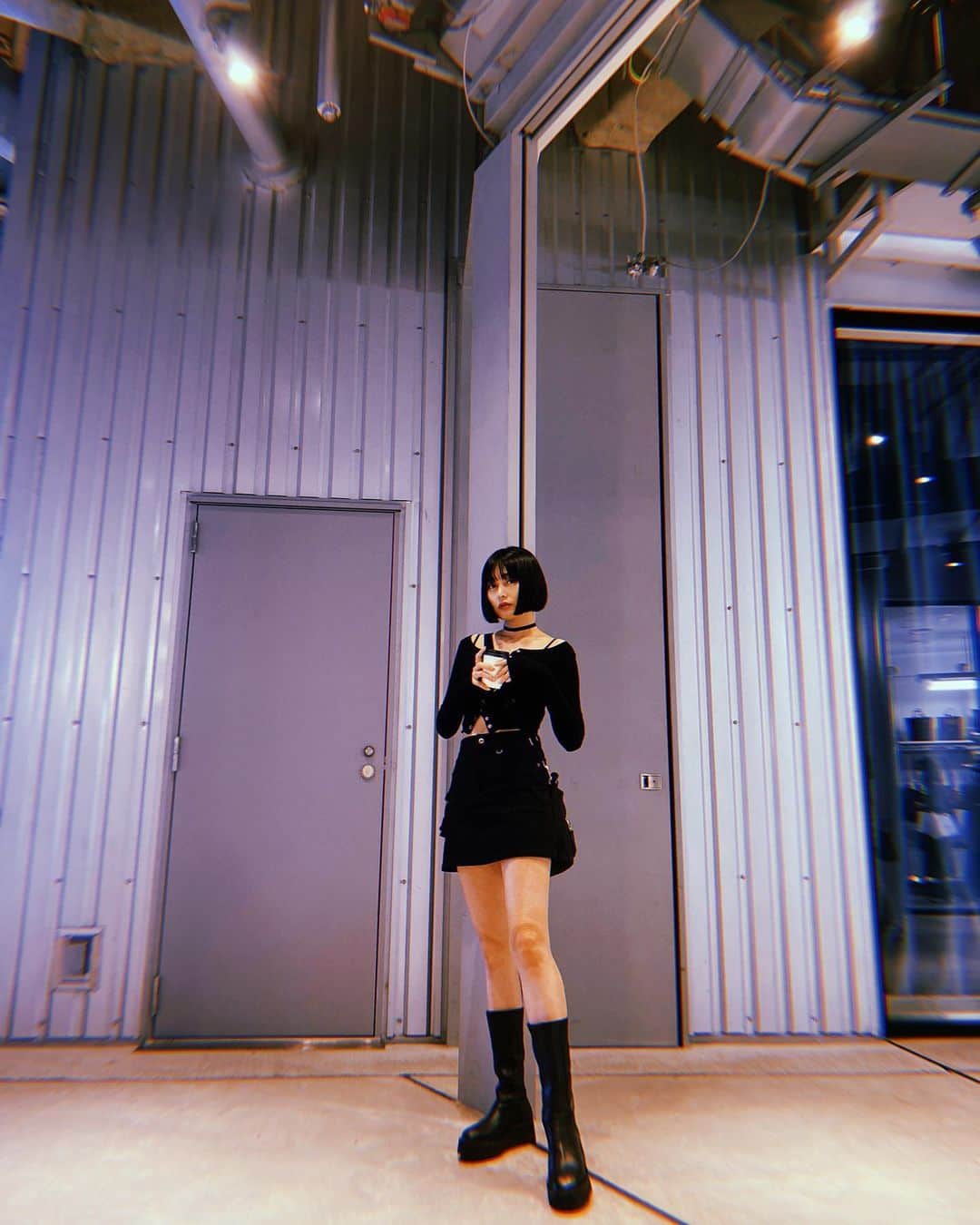 佐藤乃莉のインスタグラム：「やっぱり黒が落ち着くなー🐦‍⬛  #black #黒コーデ#outfit#ミニスカート#黒ブーツ」