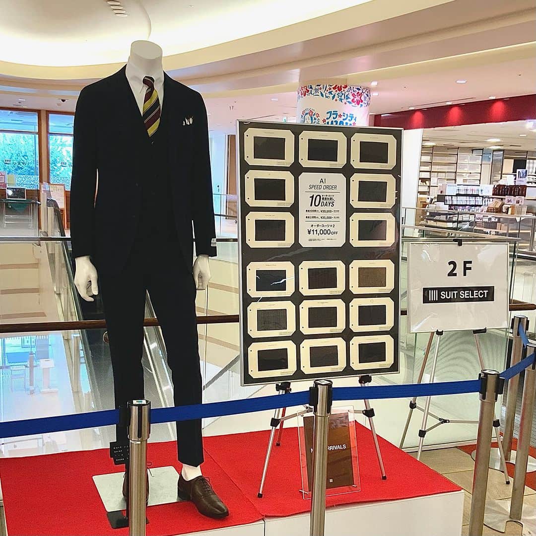 LATOV_ラトブ のインスタグラム：「’ ラトブ2階 SUIT SELECT  簡単・はやい・安い！ オーダースーツの新しいカタチ。 AIスピードオーダーは 忙しいビジネスマンにおすすめ！  AIスピードオーダーが 他のオーダースーツ店に負けない3つの10 ①10分間スマホでAI採寸！ ②10種類の厳選した4S生地 ③最速10日間でお渡し  国内縫製は¥42,900(Tax in)～ 海外縫製は¥38,500(Tax in)～です。  この他、裏地やステッチなど 選べるオプションも多数！(一部追加料金となります)  気軽に自分の体型・好みにフィットした オーダースーツをワードローブに加えませんか？  #いわき市 #ラトブ #latov  #suitselest #スーツセレクト  #aiスピードオーダー  #秋冬スーツ」