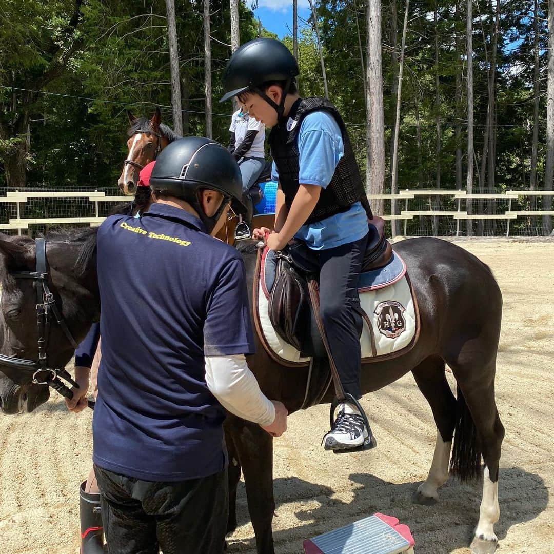坂東亀三郎さんのインスタグラム写真 - (坂東亀三郎Instagram)「⁡ 滋賀で乗馬🏇 ⁡ 公私共にお世話になっている（株)クリエイティブテクノロジー様が運営されている紹介制の牧場、Horse platz logotherapy「ct_platz」にお邪魔してきました。 ⁡ ⁡ 世界的に注目されているホースセラピーは、乗馬や馬の手入れ、観察などを通して、障がい者の精神機能と運動機能を向上させ、社会復帰を早めるリハビリテーションの方法の一つで、簡単に言うと馬を使って治療したり癒したりするアニマルセラピーの一つ。 ⁡ 今回お邪魔したこの牧場では引退した競走馬(間近で見ると大きい！)や競技馬やポニーとゆっくり触れ合う事が出来ました。 ⁡ ⁡ 触れ合う事に慣れている馬達はとても賢く、亀三郎は全く怖がる事なく馬に触れ合い、乗馬以外にも小屋の掃除、餌やり、たてがみの洗髪や身体のブラッシングと多くの経験をさせて頂けました。 ⁡ また体験乗馬と違い、治療や癒しを目的としているので10分何円とかの観光乗馬とは違い、気の済むまで(僕は3頭の馬を約1時間かけて乗り換えました。)乗馬させて頂きましたが、30年以上前に乗馬部にいた昔取った杵柄…、厩務員さんが近くにいらっしゃるとは言え、引き馬乗馬ではなく自由に乗らせて頂きましたが…、褒めては頂きましたが、馬が素晴らしいだけで乗り手は動画を見た限りお世辞にも…(以下略💦💦💦 ⁡ ⁡ とても素晴らしい経験と楽しく深い時間を過ごす事が出来ました！ ⁡ もう少し練習を重ね、川沿いの道や道路を歩きたい！となりました。 また遊びに行きます。 ⁡ ありがとうございました。 ⁡ @ct_platz @horseplatz_logotherapy  #乗馬 #ホースセラピー #t_platz  #プラッツ　 #_platz  #歌舞伎 #音羽屋 #歌舞伎役者 #亀三郎 #坂東亀三郎 #六代目 #彦三郎 #坂東彦三郎 #九代目」9月18日 9時54分 - otowayabando