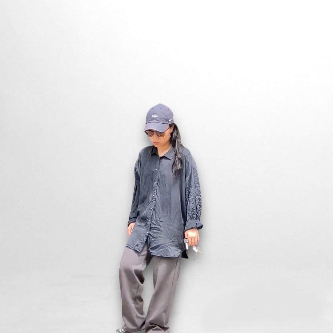 Narumi Shikiyaのインスタグラム：「シワ伸ばしするのもめんどくさがる女と👩、風になびかれる男の図👨」