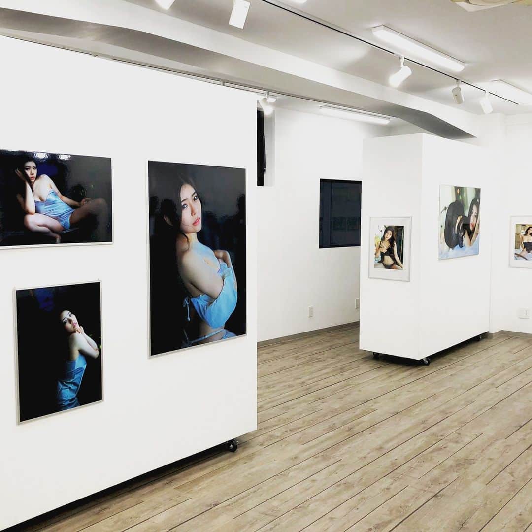 ファンスタープロモーションさんのインスタグラム写真 - (ファンスタープロモーションInstagram)「【紺野ひかる 神木麗 合同写真展】  3日間大盛況で無事終了しました✨👏  初日は大雨、連日の暑さにもかかわらず 地方や海外からも沢山の方に ご来場誠にありがとうございました！🙇🏻‍♀️  ファンの皆さんがスタッフ達にも 気さくに話しかけてくださって！  2人の大好きなところを熱く語ってくれたり🫶🏻💓 オフ会のご要望などなど！✨  ステキなファンの方ばかりでした🥹🙏🏻  至らない点があったかとは思いますが、 本当に3日間ありがとうございました！⚡  ファンスター社員一同感謝です🙌🏻🌟 Thank you for visiting our photo exhibition!appreciate.  #紺野ひかる  #神木麗 #ファンスタープロモーション  #sexygirsls #japanesegirl」9月18日 9時58分 - funstar.kuwa