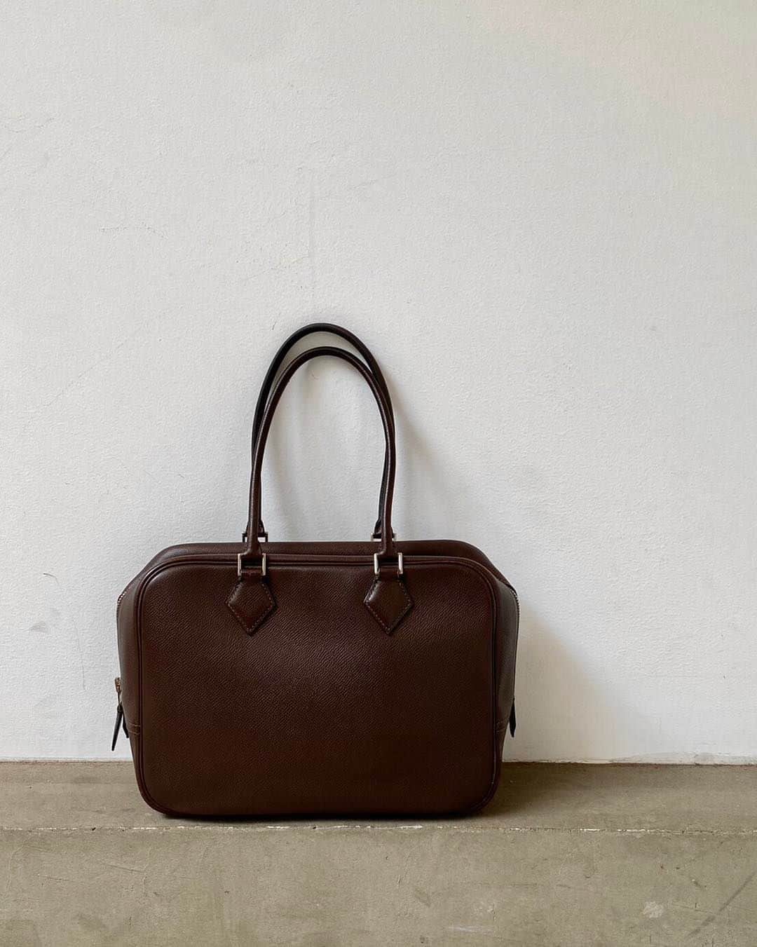 Ｈedyさんのインスタグラム写真 - (ＨedyInstagram)「. HERMES プリュム28 品番:H23090603H ※WEB掲載予定  撮影時には透明のフィルムを敷いております。  For free overseas shipping services, please visit global website.（www.hedyjp.com）  @hedy_daikanyama  @hedy_osaka_ @hedy_fashion  #hedy #hedy_japan #hedy_vintage #vintageshop」9月18日 10時04分 - hedy_vintage
