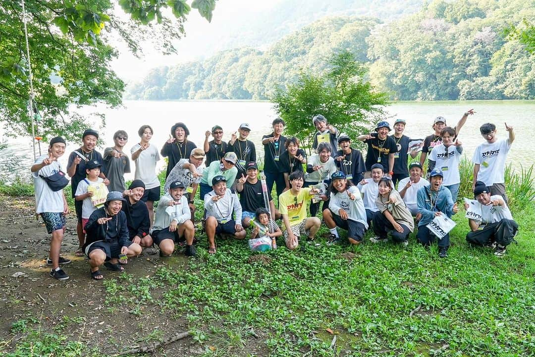 HASSYのインスタグラム：「第1回エグジマフェスin相模湖🙆‍♂️  おつかれさまでした🙇‍♂️ 皆さまのおかげで怪我やトラブルなく無事終えることができました。  釣り大会というものは勝ち負けがあるものですが、エグジマフェスでの釣り大会は盛り上がる手段の１つで、大前提としてバスフィッシングを通じて参加者同士、釣り人同士の交流が芽生え、繋がり、皆んながより良いフィッシングライフになること、そして何より参加者全員が全力で楽しめ笑顔が溢れるイベントにすることというのがイベントを開催するにあたり想いとしてあります。  至らぬ点も多々あったかと思いますが、参加者皆さんの笑顔と笑い声を沢山見れて聞け、本当に楽しかったので大成功だと思ってます。  これも参加者の皆さん、協賛頂いたメーカー様、ブランド様、各個人様、日相園様、釣れてくれた魚たち、ゲストの三原くん、すずちゃん、SARUちゃん、運営手伝ってくれたタップとツッチー、写真を撮ってくれたゆーちょん、皆さまのおかげです🙇‍♂️ 本当にありがとうございました🙇‍♂️  ええやんかぁ‼️  #エグジマフェス #釣り #バス釣り #バス釣り大会 #バスフィッシング #相模湖 #相模湖バス釣り #bassfishing #fishing #ブラックバス #自然遊び #外遊び #lurefishing #outdoor #ええやんかぁ #ええやんかぁの輪」