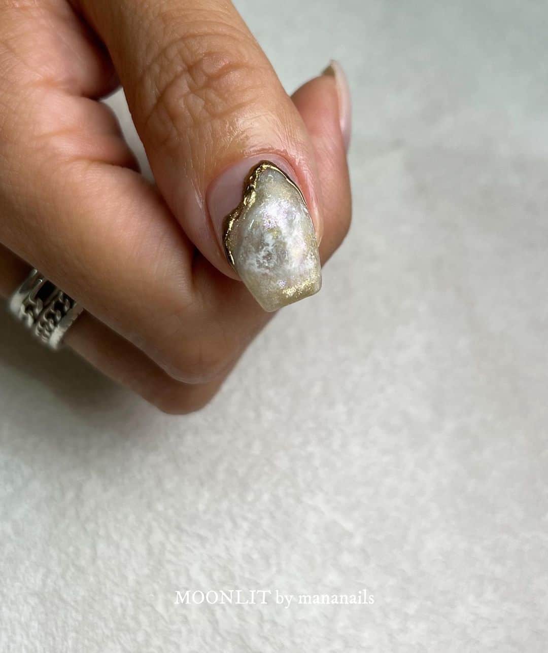 mananailsのインスタグラム：「nuance & color clear french  @moonlit_yuki にやってもらった 親指のニュアンスを再現🪄 くすみクリアカラーのクリアフレンチ人気💖 (亀裂の大手術が2本ありました)  ☾120minオフ込み」
