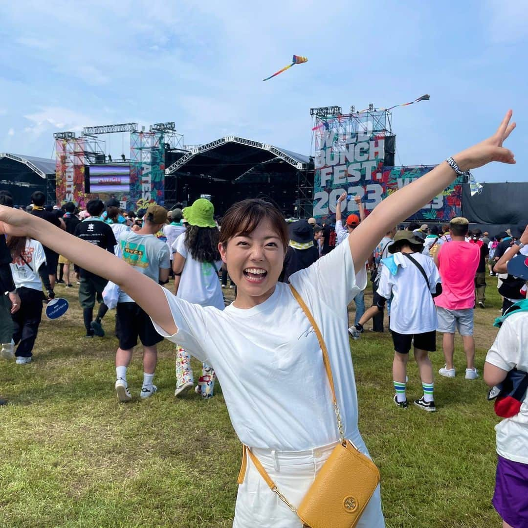 田村友里のインスタグラム：「#ワイルドバンチフェス2023 人生初めてのフェス。 ずっと憧れはあったものの なかなか勇気が出なかったフェス。 気付けば、右手あげて、飛び跳ねて、 ヘッドバンギングまでしちゃったりなんかして🤣 あーーー楽しかった！！！✨ 今夜の「ヨルノバ」でたっぷりお話しよう👌  .」