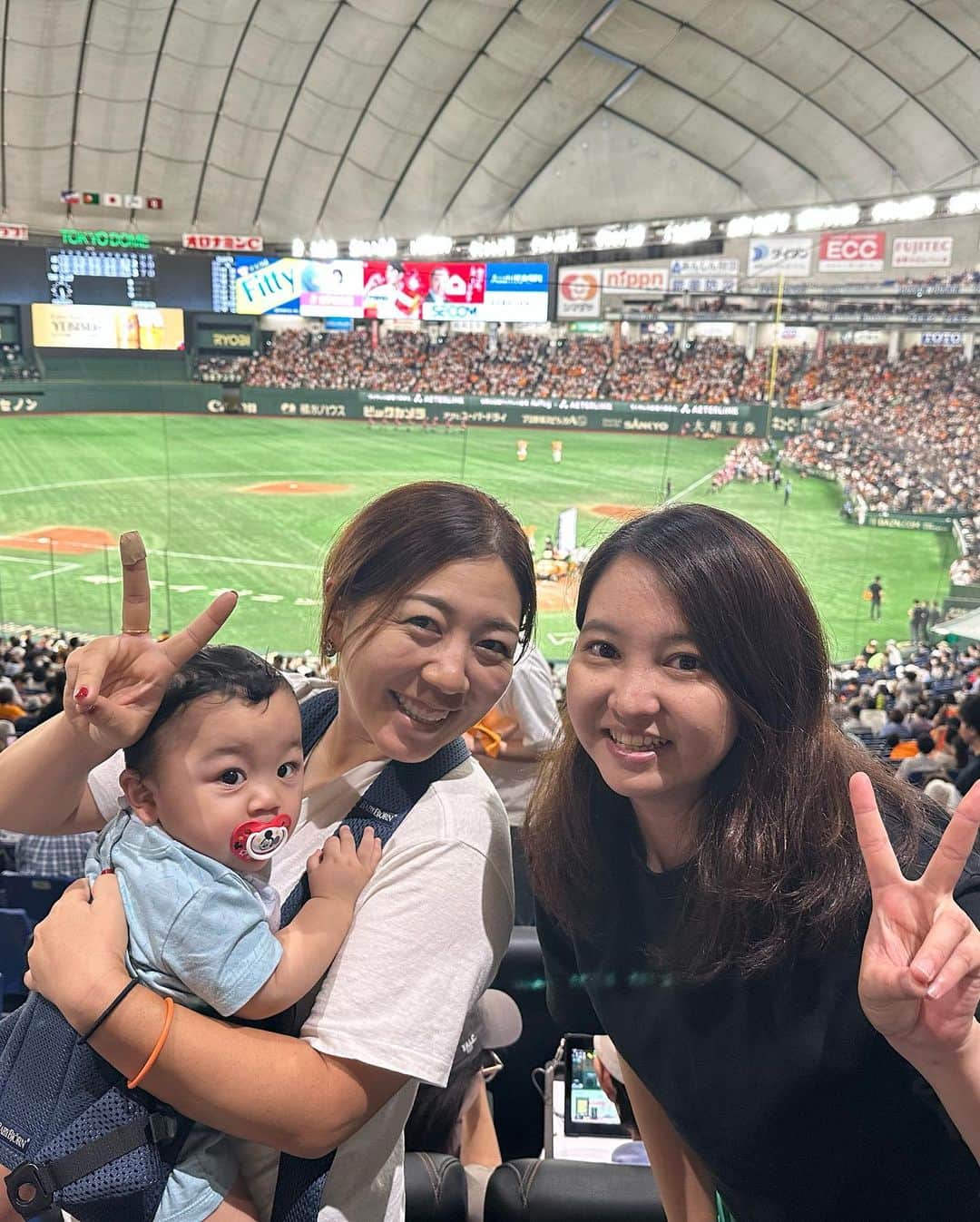 宮里美香さんのインスタグラム写真 - (宮里美香Instagram)「*** 友達と野球観戦⚾️ 東京ドームへ行って来ましたー！！ LIVEでは行ったことありましたが、野球観戦でのドームは初めて！！  息子は初めての野球観戦に、少し興奮してる様子で楽しんでる感じでした！自分のおもちゃを、振り回して応援してる感じが可愛かった〜🥰笑 途中、眠すぎたのか大歓声の中でも1時間くらい寝てました🤣笑  試合の展開が面白くて、場内はとても盛り上がり楽しい野球観戦でした😆  今回、お世話になってる方からチケットを頂いて観戦させてもらったんですけど、めっちゃくちゃいい席で子連れでも楽しく観戦できました🥺 シートの座り心地が最高だったな❤️ 本当にありがとうございました😭  #tokyodome #baseball  #東京ドーム #プロ野球観戦  #親子 #楽しかった #思い出  #息子観戦デビュー  #感謝」9月18日 10時22分 - mikamiyazato_official