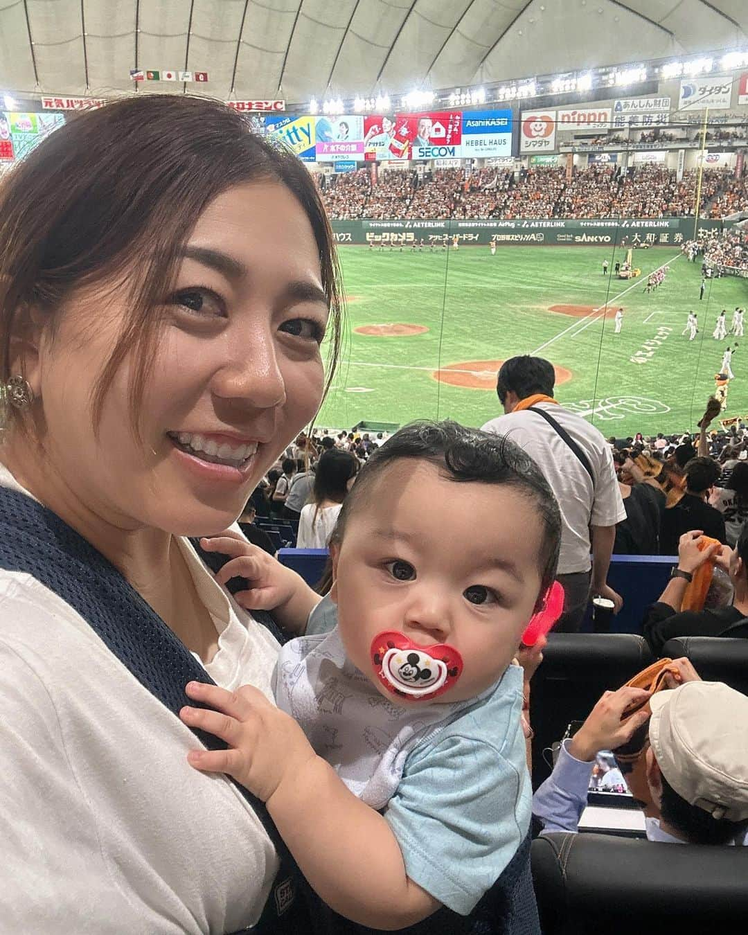 宮里美香のインスタグラム：「*** 友達と野球観戦⚾️ 東京ドームへ行って来ましたー！！ LIVEでは行ったことありましたが、野球観戦でのドームは初めて！！  息子は初めての野球観戦に、少し興奮してる様子で楽しんでる感じでした！自分のおもちゃを、振り回して応援してる感じが可愛かった〜🥰笑 途中、眠すぎたのか大歓声の中でも1時間くらい寝てました🤣笑  試合の展開が面白くて、場内はとても盛り上がり楽しい野球観戦でした😆  今回、お世話になってる方からチケットを頂いて観戦させてもらったんですけど、めっちゃくちゃいい席で子連れでも楽しく観戦できました🥺 シートの座り心地が最高だったな❤️ 本当にありがとうございました😭  #tokyodome #baseball  #東京ドーム #プロ野球観戦  #親子 #楽しかった #思い出  #息子観戦デビュー  #感謝」